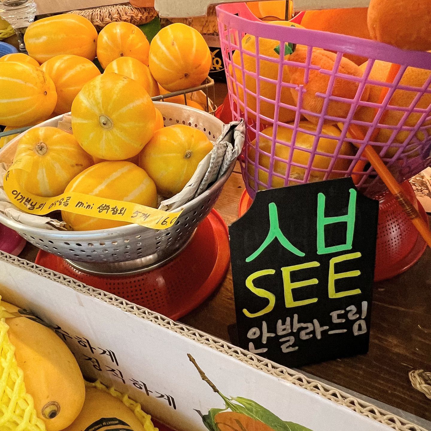 [johyo_official] #죠효상점 

회사에서 점심먹고 산책하다가 100% ㅅㅂ에 후킹되어
구경해본 과일 셀렉샵! 

평범할 수 있는 과일가게를 과일 셀렉샵이라고 부르는 것도,
내외부 인테리어나 VMD도,
여기저기 붙어있는 주옥같은 멘트들도
사장님의 센스를 여기저기서 엿볼 수 있었다!

팀원들과 다음에 꼭 먹으러오자!! 라고 약속했는데
같이 갈 팀원들이 없어졌네 ㅜㅜ 흑흑 😭

#골드레인카페 #골드레인양재