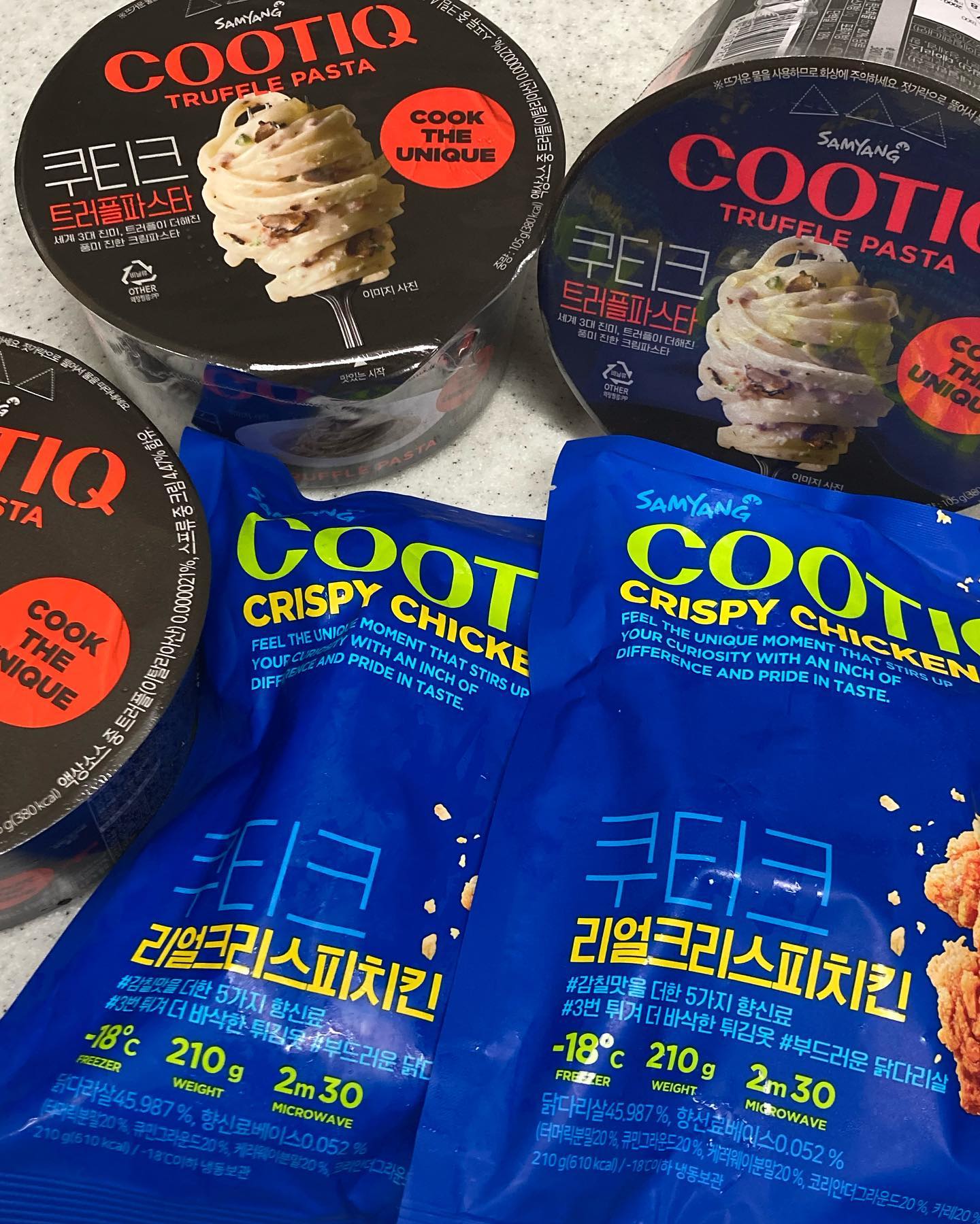 #광고 #쿠티크 #쿠티크트러플파스타 #쿠티크리얼크리스피치킨 
간편식 브랜드, 쿠티크(COOTIQ)와 하이볼로 즐기는 홈다이닝🫶

🍗리얼크리스피치킨
3번 튀겨서 나온 극한의 바삭함! 전자레인지로 간편하게 조리해서 먹었는데요! 닭다리살 부위라 부드럽고 육즙이 가득했어요🫶 맥주 안주로 최고!!👍

🍝트러플파스타
이탈리아산 트러플이 잔뜩 들어가 고급스러운 풍미가 가득! 튀기지 않은 건면이라 그런지 부담도 덜했어요. 물만 붓고 전자레인지 조리하면 끝! 접시에 덜어서 하이볼과 먹었는데, 진짜 레스토랑 맛이에요👍 간편하게 홈다이닝 즐기기 좋아요🍷

이번에 미미가 쿠티크 모델이 되었던데, 스토어 구경 한 번씩 해보세요! 
👉 https://m.brand.naver.com/syfoodshop
홈다이닝 인증 이벤트로 다이슨 에어랩 증정 중이니 다들 쿠티크 먹으러 고고하세용🏃‍♂️🏃‍♂️

#성수맛집 #한남맛집 #합정맛집 #성수핫플 #한남핫플 #합정핫플 #핫플레이스 #콜라보 #꿉당 #바바라스키친 #콩카세 #독타운피자 #벽돌해피푸드