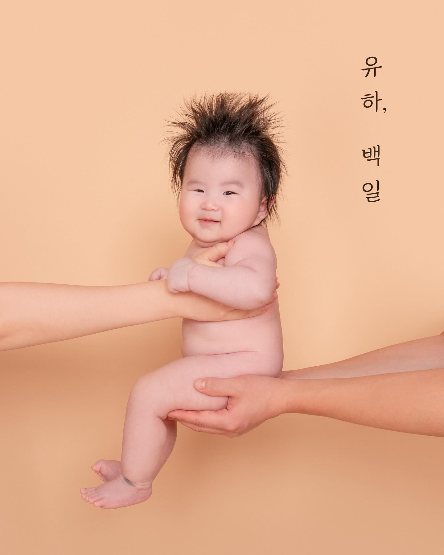 사진 보자마자 반해
출산전에 예약한 이모네사진관🩷 eemonehouse
예약당시 유하 이름이 정해지지않아 
태명인 찰떡이로 예약했었는데🥹
유하랑 같이 스튜디오에 가는 날이 오다니🫶 
귀엽고 예쁘고 사랑스러운 내 새꾸😘