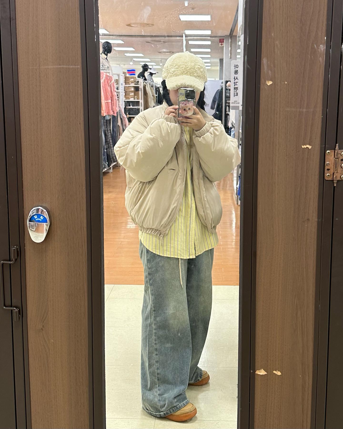 좁은 거울에 욱여넣기,,🌼🌼
스토리만 올리다가 게시물 오랜만에 올렸심댜🌼🌼 색감취저@