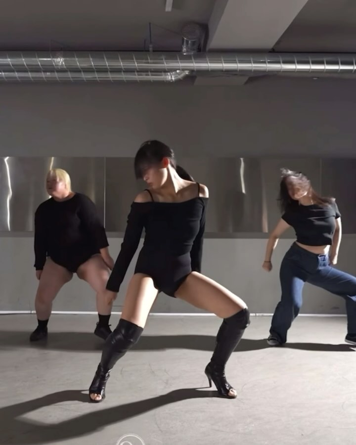 앞머리 고정 방법 내공 100

C. yubeen_jory_  X  _vege.__ 
S. dprian #dontgoinsane 
P. omg_dance_studio