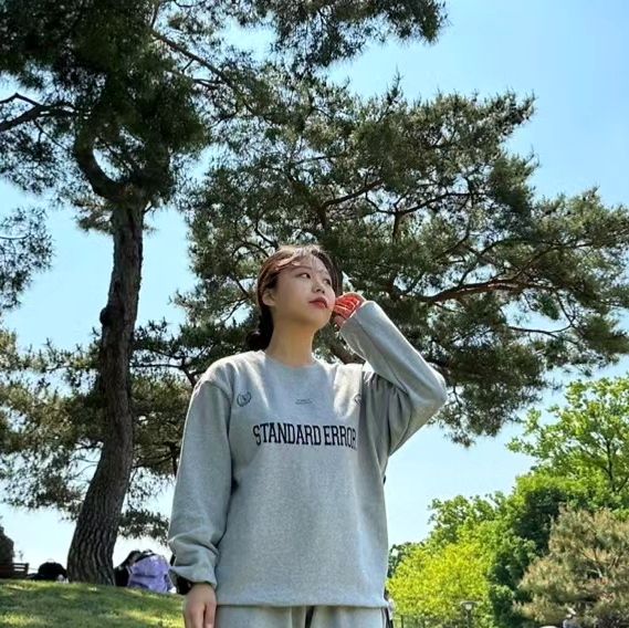 순덕이 on Instagram: "#광고 . 남녀공용으로 편안하게 입을 수 있는 맨투맨을 @standarderror_official 에서 제공 받았어요. . 원단 변형을 막기위한 덤블 워싱을, 원단의 수축현상을 막기위해 텐터 가