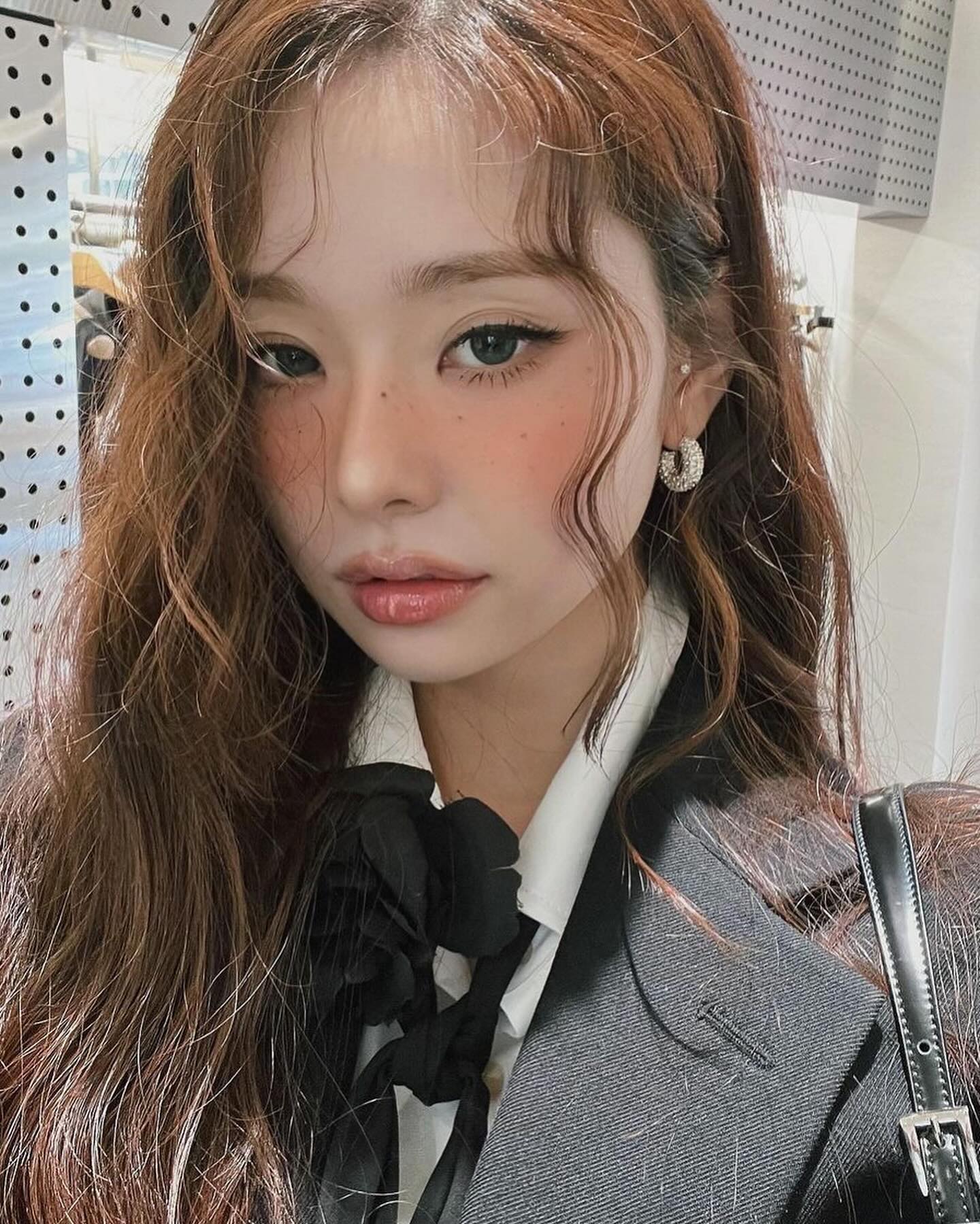 요즘같은 날씨에  더 예뻐보이는 주근깨공쥬메콥✨

ARTIST dear.zia 
MAKE UP daindaini 
HAIR hhyemnni 
# kitts_hairmakeup 

메이크업 예약은 프로필링크로🤍🤍🤍
#다인쌤메이크업 #다인쌤 #키츠다인
#키츠 #키츠헤어메이크업 #kitts