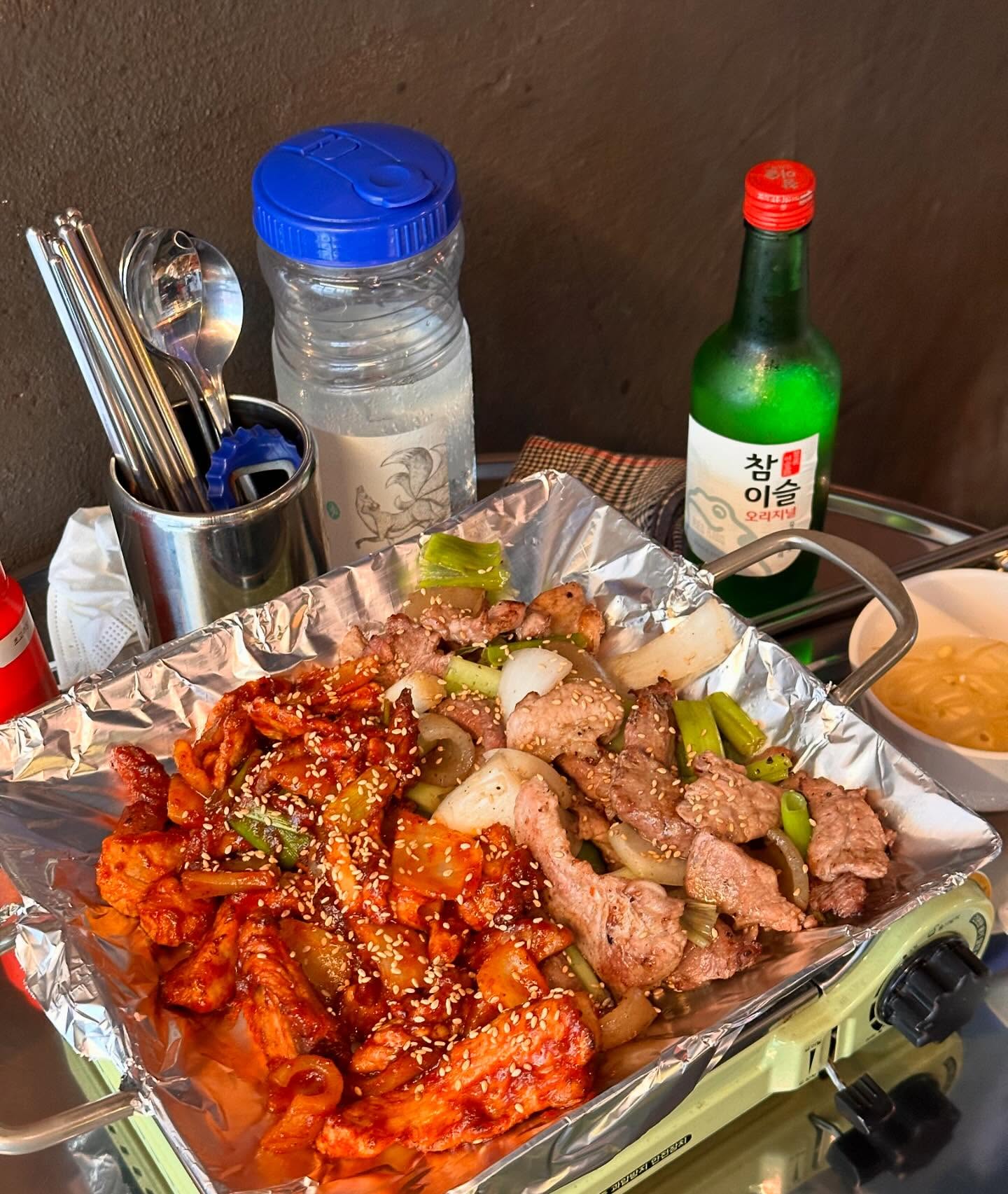 갈비살에 소주한잔! 
구워서 먹는게 아니라 
직접 구워서 가져다 주시니 
폭염에 방문하기 좋은 고기집이었음😅

양념반 소금반 안주로 딱 좋았고
한끼로도 괜찮아요!

갈매기살 목살 갈비살 구성의 A세트가
43,000원이라 가성비도 굿😍

다음에는 막창 곱창 닭발 부시러오겠어요!

목표체중 일키로 남은 상태에서 걱정되었지만
그래도 하루정도는? ㅋㅋㅋ #치팅데이 

연탄 조명도 특이하고~~
반려동물과 함께 
식사할수 있는 공간도 있더라구요!

8090년생 혹은 그 이전분들도
감성돋게 꾸며진 인테리어도 굿!

90년대 노래가 나와서 나도 모르게 고기 먹으면서 흔들!

📍서울 서대문구 연희로 34 1층(연남연탄집)

#연남연탄집#연희동고기집#연희동닭발#연희동막창#연희동곱창#연남동맛집#홍대곱창집#홍대막창#홍대안주맛집#창천동맛집