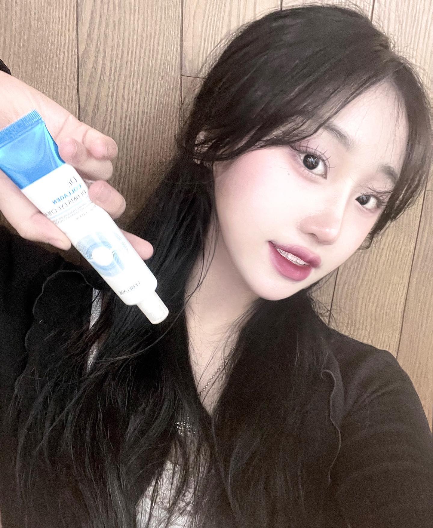 #협찬 lebelage_korea
르베라쥬 닥터 콜라겐 더마 아이크림  ฅʕ•ﻌ•ʔฅ 

여러분 주름은 생기고 나서 관리하는게 아니라 생기기전에 미리미리 20대때부터 관리 해야한다는 사실..ㅜㅜ 아셧나용? 이미 생겨버린 주름은 없애기 더 어렵거든요 ㅠㅠ 
콜라겐이 피부 탄력에 가장 대표적인 성분인데 
요 크림이 마린콜라겐 추출물과 식물성 콜라겐 추출물을 함유한 주름개선 기능성 아이크림으로, 피부를 구성하는 주요 단백질의 일종인 콜라겐이 탄력있고 건강한 피부를 만드는데 도움을 준다구 해여 !!!!
심지어 저 피부 예민하구 건성인데 하나도 안따갑고 
너무 촉촉했어요.. ㅜㅜ 
저는 눈 뿐만이 아니라 목에 발라서 목주름 예방에도 크게 신경쓰구 있어요!!! 
.
.
.

저랑 르베라쥬 닥터 콜라켄 더마 아이크림으로 같이 
피부 탄력 관리해요🫶
.
.
.
.
.
.
.
.
.

#lebelage #르베라쥬 #르베라쥬화장품 #닥터큐어크림 #주름개선크림 #콜라겐크림 #시카크림 #비타민크림 #르베라쥬솔루션 #솔루션마스크팩 #비타민마스크 #천연성분마스크 #시카마데카소사이드 #비타민크림 #크림추천 #데일리화장품 #화장품브랜드 #가성비화장품 #에센셜엔터테인먼트