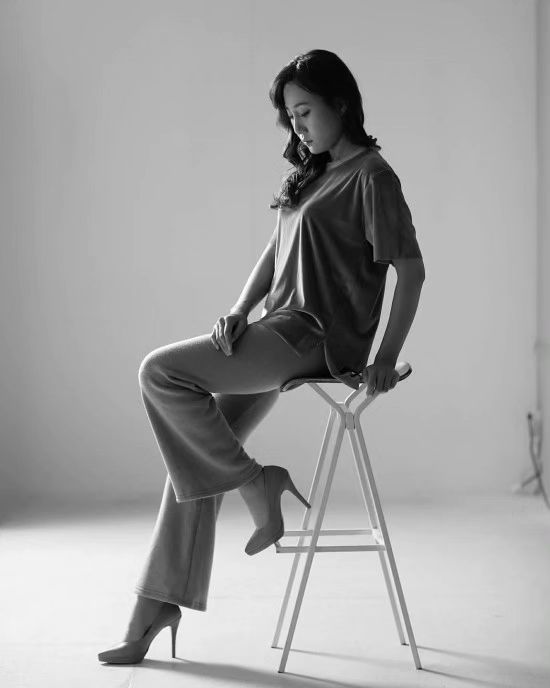 8년? 9년? 전 프사 급 소환하는 김에 한 장 더!!
편안한 무드의 사진을 갖고 싶어 찍었던 건데
그 당시엔 지금처럼 와이드핏이랑 이런 느낌이 유행하던 때가 아니라서 뭔가 벙벙하고 어정쩡하다며 또 소장됐었던...
오히려 지금 유행이랑은 더 맞는 느낌~~^^
시대를 너~무 앞서 갔던 건가요~?? ㅎㅎㅎ
지금보니 그닥 와이드도 아니었었네 ㅎㅎㅎ