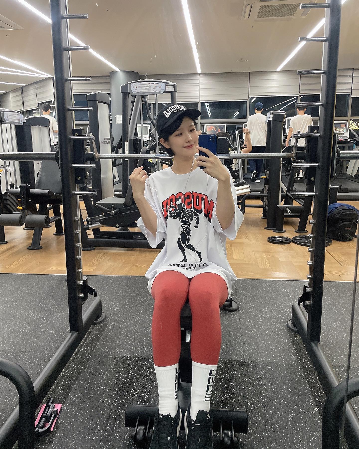 양블리💗 X 머스콜로 [ muscolo_company ]
‼️머스콜로 자세 따라잡기 포함

안녕하세요 여러분 양블리입니다😆❣️
울인님들 건강은 안녕하신가요 🌈
저는 요즘 컨디션이 예전같지 않네요ㅠ
새벽에 출근하는 날에는 저녁운동을 하고 있는데 
몇번 밤을 샜더니 피로가 좀 쌓인거 같아요 🥲

이번 계기로 앞으로는 뭘해도 
수면시간을 꼬오오옥 지켜야되겠다는 
생각이 들었어요✨🫠

저 말고도 잠 줄여가며 운동하고 일하시는 분들 많으시죠🧐?
우리 모두 수면시간 지켜어어엇~!!!

남은 한주도 힘내요 우리~~🎀
(Tmi : 우리라는 말 참 좋아함ㅎㅎㅎ)

P.s댓글 하나하나 다 보고 진심어린 소통중이에요
답방갈테니 조금 늦어도 이해해주세요오🥹💕

📍짐웨어 : #머스콜로
모자 : 머스콜로 자수로고 하드볼캡🖤
(헬스장 패션의 완성은 볼캡으로😎 )
상의 : 머스콜로 에어 쿨링 기능성 오버핏 반팔티 화이트🤍 
(사계절을 부탁해~ 땀냄새 땀자국 걱정노노🙅🏻‍♀️)
양말 : 머스콜고 빅로고 삭스🧦
(도톰 따뜻 내 발목을 꽉 잡아주는 너👍🏻)

#머스콜로짐웨어 #짐웨어는머스콜로 #머스콜로서포터즈 #오운완 #오운완그램 #운동기록장 #운동소통좋아요 #운동맞팔 #헬스타그렘 #헬스하는여자 #운동하는일반인 #운동하는남자 #운스타그램 #헬린이맞팔 #헬린이운동
