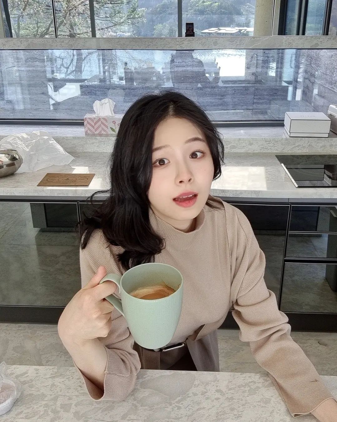 오후 3시, 딱 커피타임 아닌가요?ㅎㅎ

학생 때나 직장인이 되어서나
이때쯤 되면 나른함이 느껴지더라구요.

다들 커피 뭐드시나요?
라떼? 아메리카노?

저는 이번에 stay.maqom
갔을 때 네스프레소 카라멜쿠키
라는 커피 먹어봤는데 
달달고소함에 빠져서 계속
생각이 나더라구요..
캡슐커피머신... 사야할까요🤔

nespresso.kr

#네스프레소캡슐커피 #네스프레소
#nespresso #커피브레이크 #핫초코 #홈카페 #homecafe #커피타임 #coffeebreak