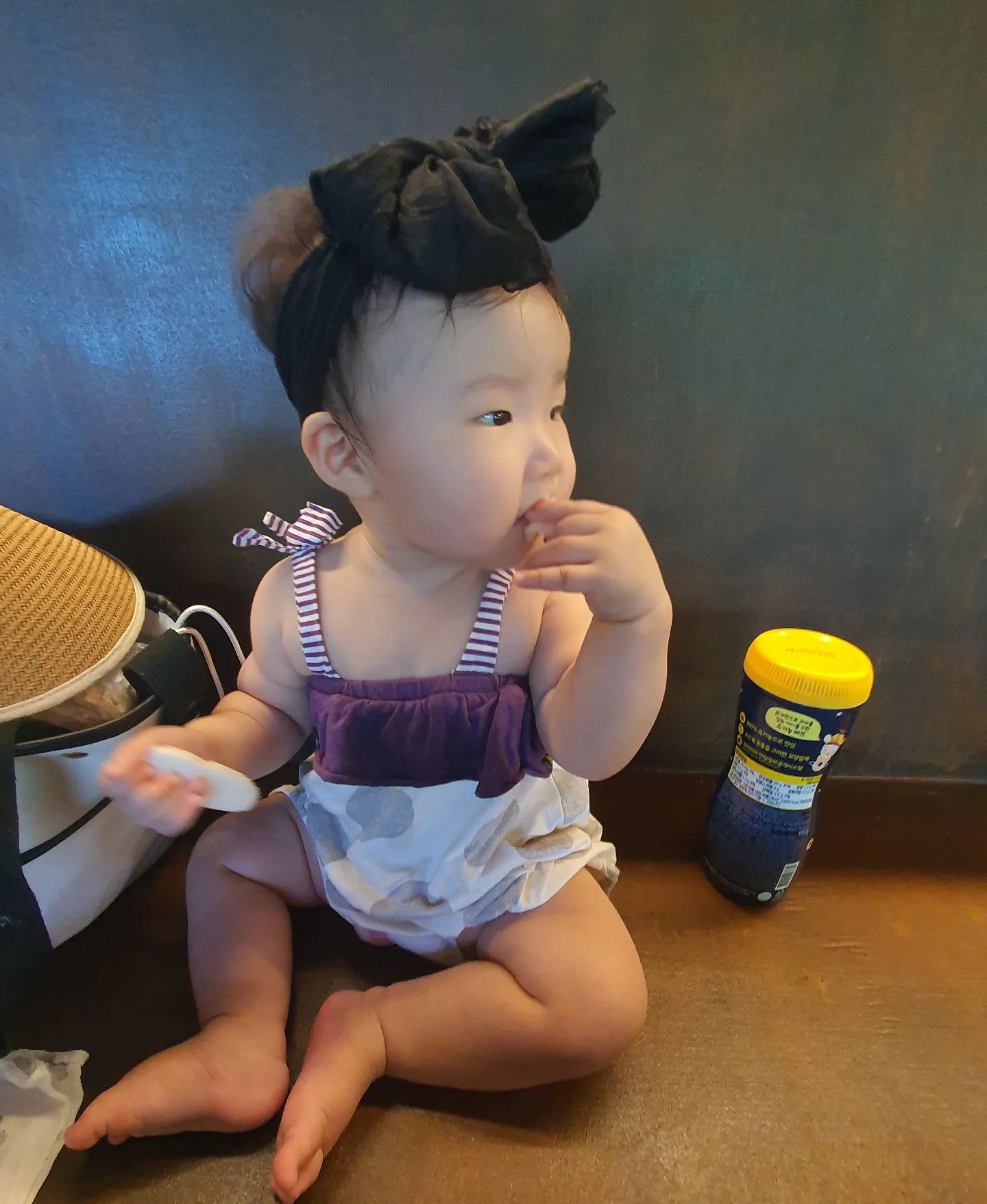 #제주민속촌
너무 더워서🔥#돗돗헌 카페로 호다닥 피신🍧

#율리더베이비 
최애인 #아이배냇 #떡뻥 에 #요미요미퍼프 양손 가득 즐기시면서
온동네 사람들 다 인사하기👋

요즘 #낯가림 과 #관종 사이 줄다리기 중🥰