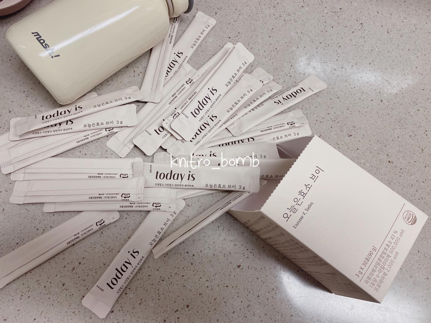 하루한포 두끼먹으면 두포는 
꼭 먹는중~~ 
살이 쭉쭉빠지는게 아니구 
먹었을때 살이안찌게 해주는거 
아주 🐶이득!! 
#눈오는날❄️ 
#첫눈못바가지고
#오늘나의첫눈
#오늘은효소
#천연효소로드세요