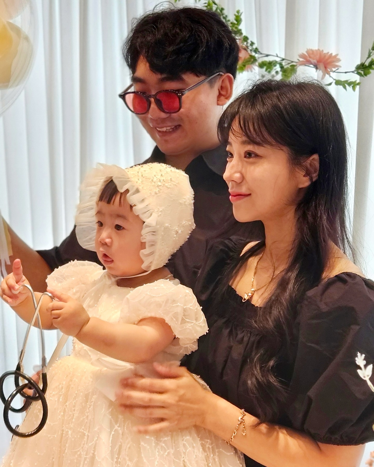 네명 모두가 한번에 정상적으로 나온 사진이없닼ㅋㅋㅋㅋ
셀프스냅의 한계란☺️
소규모지만 진짜 돌끝맘!!! 
벌써 돌이라니 말도안된다ㅠㅠㅠ 넘사랑스러운 울 공주님 생일축하해❤️

.
.
.
.
.
.
.
.
.
.
.
.
#돌끝맘#돌준맘#돌잔치#소규모돌잔치#소규모#돌잔치스냅 #돌잔치드레스#아기옷#아기드레스#연년생#연년생남매