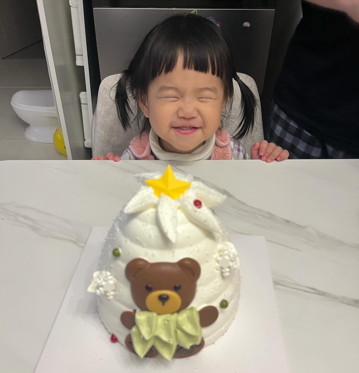 잠은 오고 촛불은 불어야겠고 
불자마자 쿨쿨❤️햅히벌으데이❤️