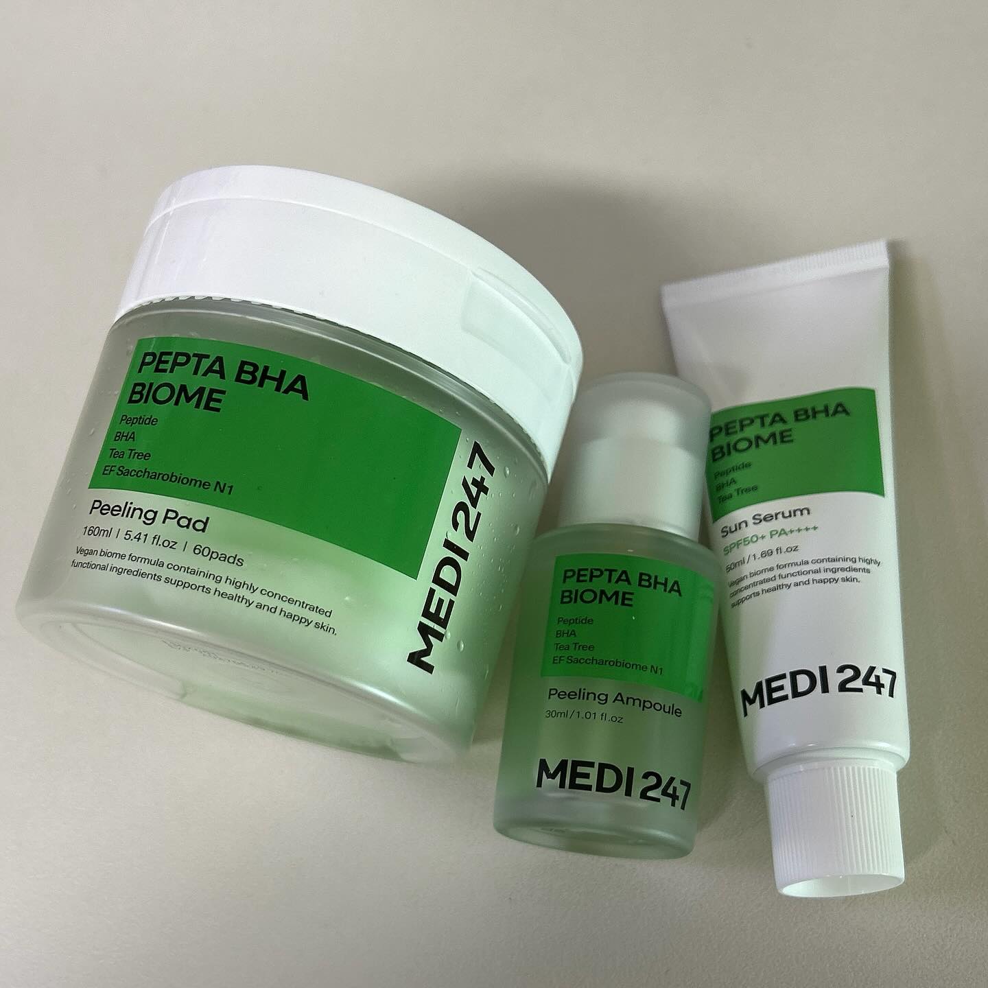 #광고

medi247_official #메디247 #MEDI247
#펩타바하바이옴 3set

👉 펩타바하 바이옴 필링 패드
패드에 격자로 무늬가 있어 오돌토돌한 피부결을
정리해주기에 좋습니다!
필링 패드라 자극적일까 싶었는데 자극없고 편안한 사용감이라
아침마다 사용해주기에 부담이 없어요💚

👉 펩타바하 바이옴 필링 앰플
가벼운 토너 제형의 앰플입니다
피부에 쏙 흡수되고 잔여감이 없어 메이크업 전에도
사용해주기 좋아요
수분감도 나름 있어서 요즘 날씨에 이 앰플 사용만으로도
전 만족입니다 (참고로 전 수부지)
자극도 적은데 모공케어 확실히 해주는 느낌이라 만족!

👉 펩타바하 바이옴 선세럼
SPF50+/PA++++
이 세트중 가장 마음에 드는 건 이 선세럼🥹
세트로 나오면 보통 그냥 크림이 나오는데
선케어 제품이라니 완전 센스 굿굿!
선세럼이라은 네이밍에 맞게 가벼운 발림성에
밀림, 백탁, 눈시림 없습니다 ✅
요즘 날씨에 가벼운 선케어 제품 찾으시는 분들게 딱!
.
.
.
#쫀력모공앰플 #모공뾰들패드 #수분쫀쫀선세럼 #모공타이트닝앰플 #모공청소패드 #모공케어수분선크림 #비건바이옴 #비건바이옴스킨케어 #더마스킨케어 #더마코스메틱 #스킨케어 #kbeauty