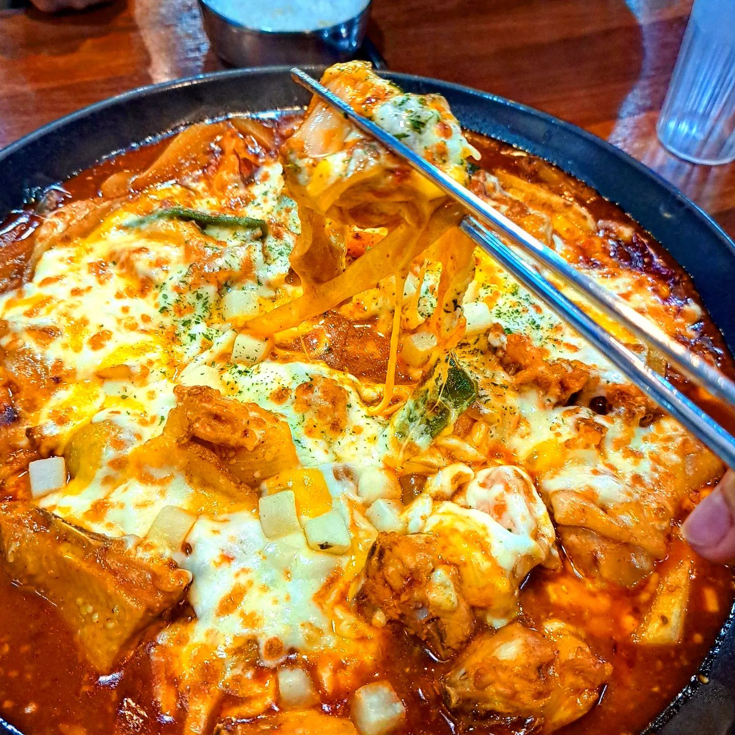 #협찬 치즈가 풍부한 콰트로치즈찜닭! <일미리금계찜닭 천호점>
찜닭이 맛있는 일미리금계찜닭의 신메뉴인 콰트로치즈찜닭 먹고왔어요!

콰트로치즈찜닭은 간장, 고추장 등 다양한 맛으로 주문이 가능한데 저는 고추장 양념으로 먹고싶어서 고추장으로 선택했어요
뼈와 순살도 고를 수 있는데 저는 무조건 뼈!~
맵기 조절은 신라면 정도의 맵기인 보통맛으로 주문했어요

닭이 아주 풍부하면서 옹심이만두. 당면, 떡, 야채 등 재료도 많이 들어있고 위에는 콰트로치즈가 아주아주 듬뿍 덮어져서 나오는데!
치즈랑 찜닭이랑 진짜 잘어울리고 너무 맛있어요

모짜렐라 체다 고다 에멘탈 요렇게 네가지 치즈인데 치즈를 아주 좋아하는 저에게 정말 딱인 메뉴에요!

맥주랑 마셔도 잘어울릴거같고 저는 밥이랑 먹었는데 완전 밥도둑이에요!

남은거는 포장해서 집에서 피맥 대신 찜맥했는데 너무 맛있어요ㅋㅋ

요기요나 배민 등 배달앱에서 배달도 가능하니 다들 일미리금계찜닭 드가서 콰트로치즈찜닭 고고!

위치
서울 강동구 성내동 38-3번지 2층 일미리금계찜닭 서울 천호점

일미리금계찜닭 홈페이지
www.goldjjimdak.com
.
.
.
#일미리금계찜닭 #금계찜닭 #일미리찜닭 #찜닭 #찜닭맛집 #치즈찜닭 #닭찜 #닭요리 #저녁메뉴추천 #집들이음식 #야식 #오늘저녁뭐먹지 #음식 #맛집 #피자 #로제찜닭 #먹스타그램 #먹스타 #먹팔 #먹팔맞팔 #먹팔해요 #먹스타맞팔 #먹스타소통 #좋아요반사 #좋반 #likeforlikes #맛집추천 #맛집스타그램 #맛스타그램