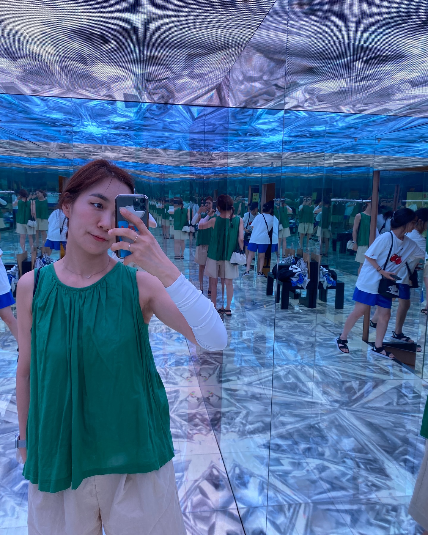 비밀의 방에서
각자 셀카 찍기 바빴던 우리 👯‍♀️ 
근데 뒤에서 저러고 있는 줄은 
몰랐네 🥰
귀여워~~ㅎㅎ

중딩맘이 되면
마음을 내려놓아야 한다던데..
주말 삐삐랑 함께 한 시간
넘 행복하다 ❣️ 

#엄마와딸