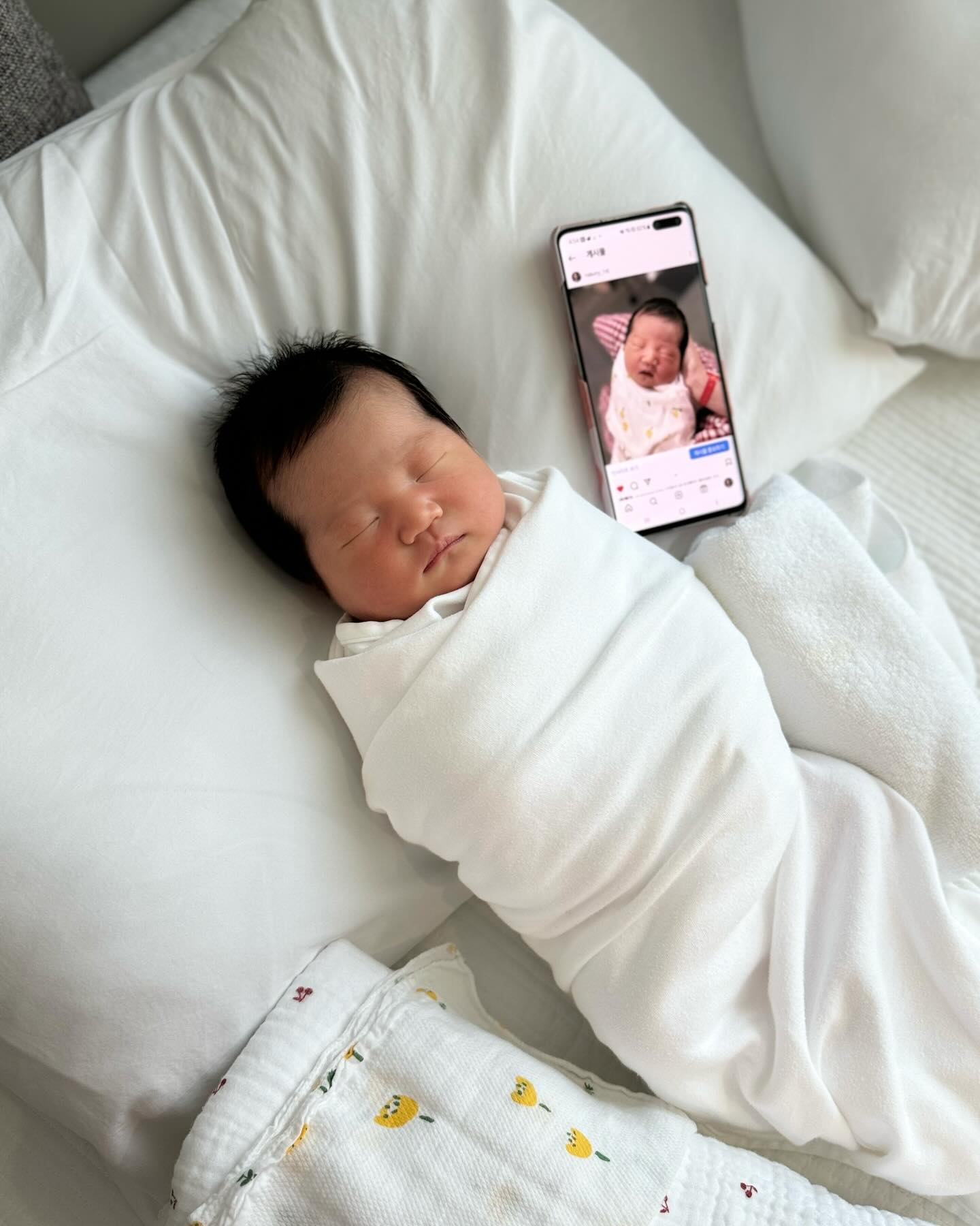 생후5일차 딸래미 고운이
휴대폰이랑 비교해보니 정말 쪼꼬미인게 보이네요
한팔에 들어오는 자그마한시절이 매우 짧을걸알기에
매일이 예쁘고 아쉽네요
아프지 않고 건강하게 세상에 적응하면서
쑥쑥크길바라요🤗