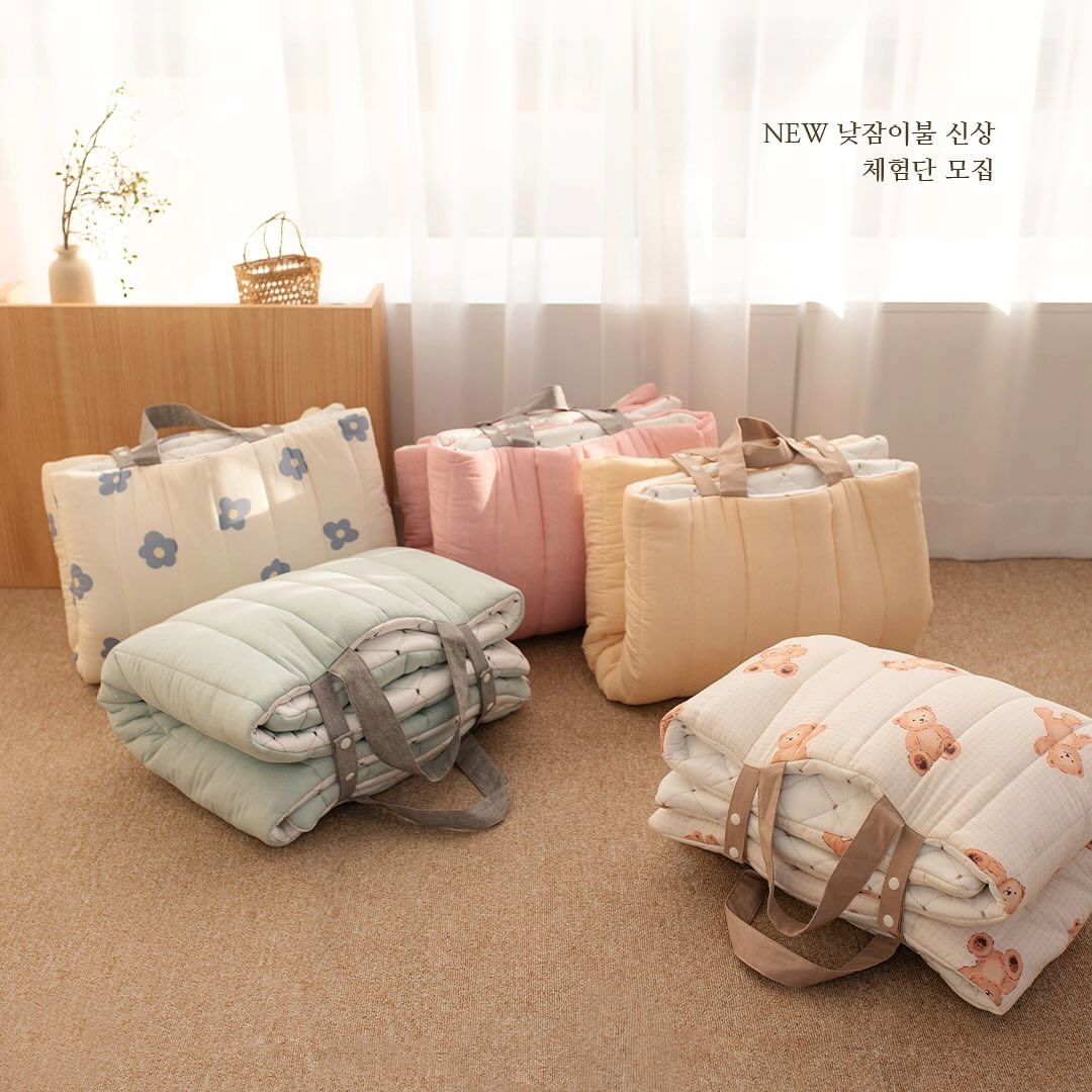 #Repost vivienda_official 
——
#체험단모집

본격적 신학기준비에 앞서
비비엔다로 가장 많이 들어오는 문의는?
지인이 낮잠이불은 비비엔다로 추천해줬는데요,
낮잠이불은 비비엔다가 유명하대서 사고싶은데요,
포시즌 낮잠이불과 듀얼 낮잠이불,
어떻게 다른가요? 저희애기한텐 뭐가 더 좋을까요?

3월 입소하는 아가들을 위해 고민종결해주세요
포시즌 낮잠이불이냐, 듀얼아이싱 낮잠이불이냐, 써보고 고민을 대신 해결해주실 찐 비비맘 체험단을 모집합니다. 백마디 말보다 써보신분들의 후기가 소중합니다🖤

➰ 제공상품
포시즌 필링업 낮잠이불 (풀구성) + 방수가방 
또는
듀얼 아이싱 낮잠이불 (이불택1/풀구성) + 방수가방

➰ 모집인원
10-20명 내외

➰ 모집기간
02.05 ~ 02.12

➿ 체험단 신청방법
1. 비비엔다 (vivienda_official) 팔로우
2. 해당 피드 좋아요❤️ 꾸욱
3. 해당피드 리그램하여 피드에 공유
4. 댓글로 ”참여완료“ 및 포시즌과 듀얼중 원하는 낮잠이불 남기기
4. 댓글로 친구소환 환영 (무분별한 소환은 NO)
5. 스토리로 체험단 모집 소식 공유하기 (필수아님, 선택)

➰ 당첨자 발표
23년 2월 16일 개별연락 후 스토리로 발표됩니다

▪️ 리그램시 글+사진 모두 리그램해주셔야 합니다.
▪️ 제품 수령후, 후기작성은 필수입니다.
▪️ 작성해주신 사진/후기는 마케팅용도로 활용될수 있습니다.
▪️ 비공개 계정, 이벤트헌터계정은 당첨에서 제외될수 있으며, 당첨자 발표후 당첨자 계정에 변동사항 발생시(비공개전환 또는 부당한 쎄컨아이디활용적발 등) 당첨이 취소될수 있습니다.
️▪️ 신청자 수와 내부사정에 따라 당첨자 인원과 당첨자 발표일정은 변동될수 있습니다.

#낮잠이불 #어린이집낮잠이불 #국민낮잠이불