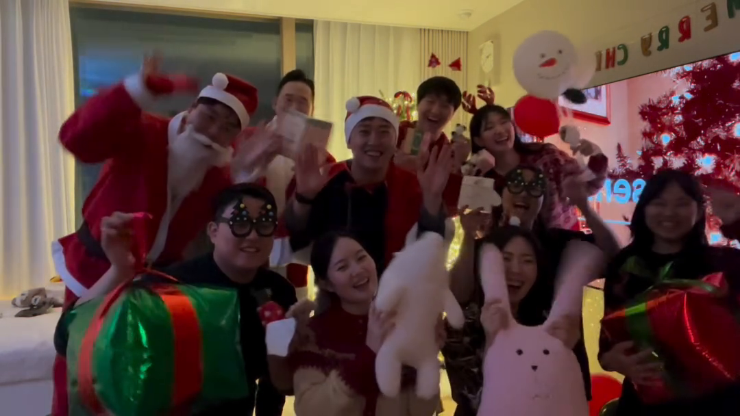 진우 & 연지 부부의
미리 메리크리스마스 집들이🎄
먹다가 지쳐 쓰러져도 먹어야 하는 집들이🤤
크리스마스라면 이런거다 파티에 진심인 집들이🎁🎉
마지막은 감사와 고백으로 따뜻한 연말🔥
이런 모임이 있을까 싶지만 정말 좋았던 하루👍
#크리스마스