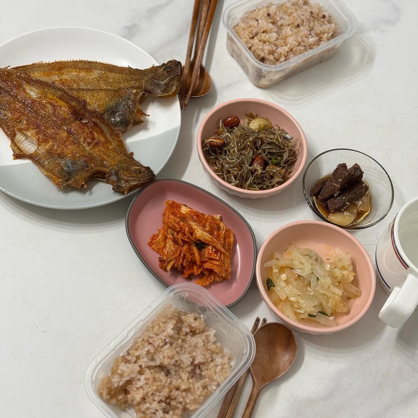 #더지네홈스토랑🍽 
밥만 쟁여두고 반찬 몇개만 해두면 집밥먹는거 껌이쥬😎
냉동실에 있는 생선 하나씩 꺼내서 구우면 한상가득 끝!
#집밥 #집밥스타그램 #집밥일기 #집밥이최고