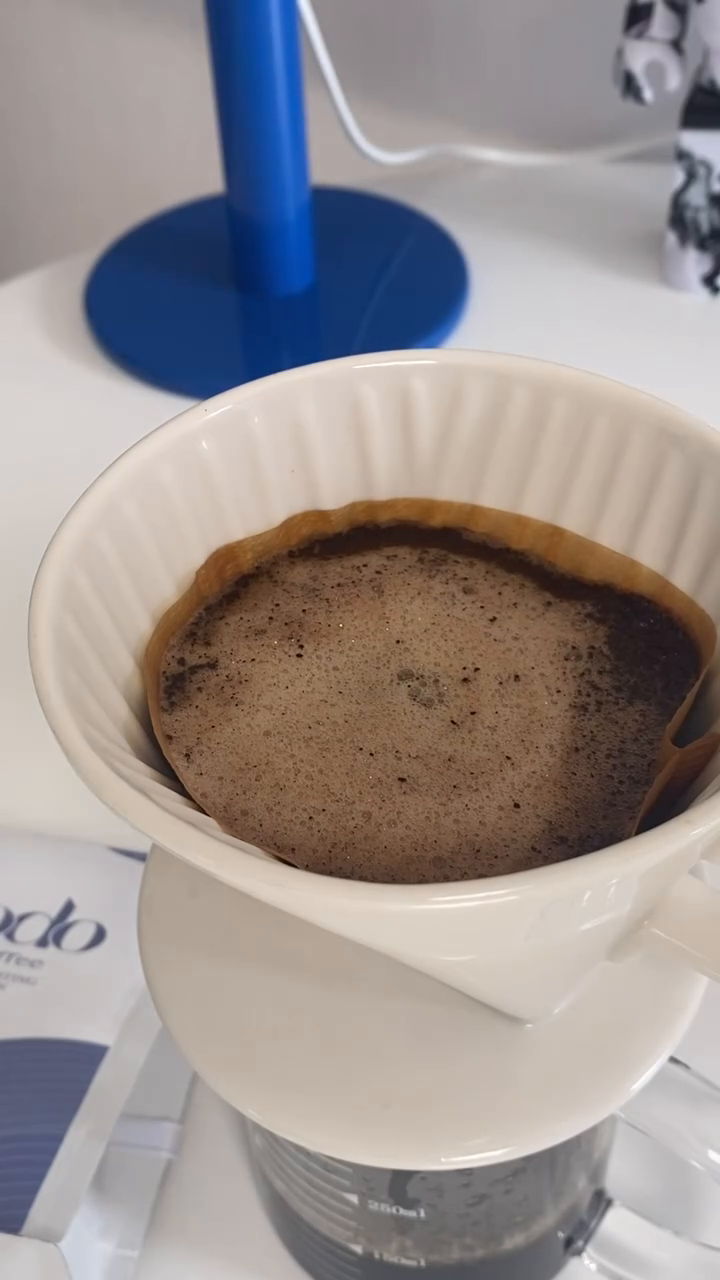 연휴는 왜 더 피곤한가요? 

분명 잤는데 안잔 느낌 😂
멍 때리며 시간 보내기 싫어서 영상 편집 하기 
남은 연휴도 즐겁게 행복하게 보내세요 💟

#원두추천 #55도커피로스터스 #로스팅대회챔피언 

44도블랜드 
- 브라질, 콜롬비아, 과테말라, 에티오피아산 원두를 블랜딩
스모키한 향과 초콜릿티 👍🏻👍🏻