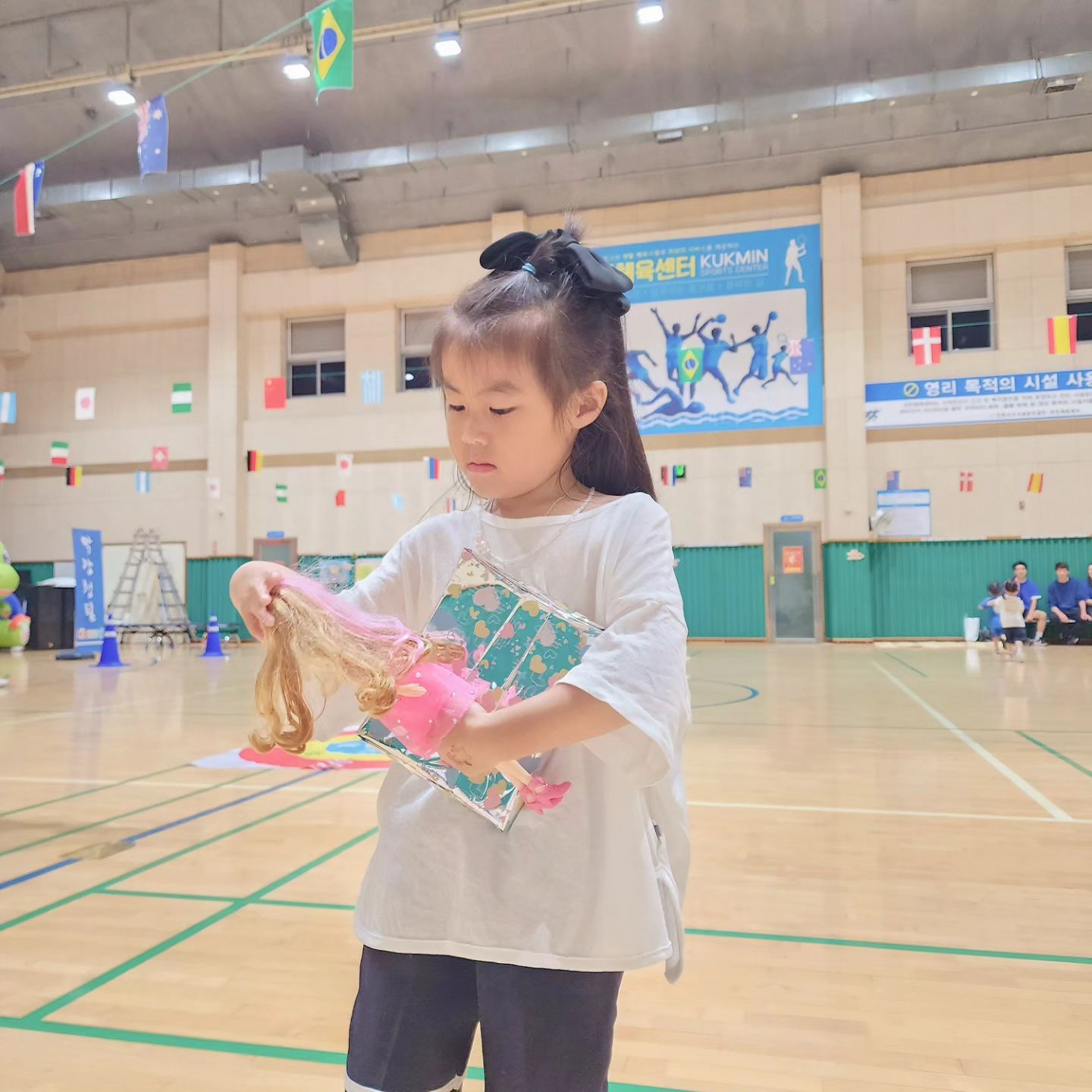 하은이의 6살 운동회

처음 해보는 가족운동회
하은이가 열심히 달리고
참여하는 모습보고 기특👍

근육통은 엄빠의 몫

운동회mvp 최고👍