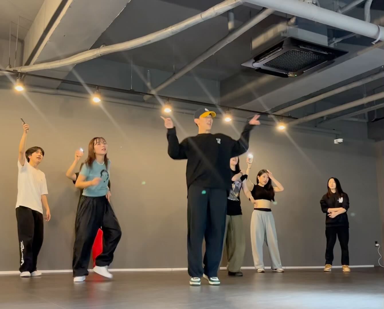 다담주 19일부터는 쇼케이스 준비❄️🙏🏻
saayworld - #omega 
🧠: #raeku #choreography #dance #dancer