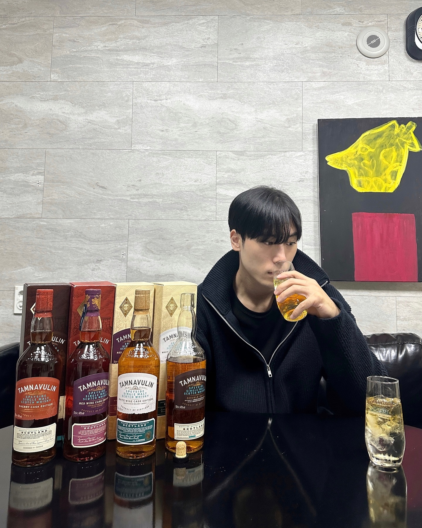 #광고 tamnavulinwhisky_kr 

2020년~2023년 4년 연속 전세계 싱글 몰트 브랜드 중 성장률 1위를 기록한 믿고 마시는 싱글 몰트 브랜드인 탐나불린의 앰배서더 탐구단으로 활동을 하게 되었습니다!

이번 앰배서더 탐구단 활동을 통해 다양하고 맛있는 위스키 취향을 찾고 위스키에 대한 비싼 이미지, 접근하기 어려운 이미지 등을 허물어 많은 위스키 입문자, 고수들에게 편견을 해소하는 컨텐츠 제공하려 합니다!

위스키는 총 4종으로 더블 캐스크, 셰리 캐스크, 저먼 피노누아 캐스크, 쇼비뇽 블랑 캐스크인데요. 네가지를 조금씩 체험해보니 그 중에서 저와 잘 맞는 플레이버는 금빛을 띄고 풍부한 복합미 셰리 캐스크였습니다.

앞으로 4개월 간 이어지는 <탐구단> 활동과 다음의 후속 콘텐츠에 대한 많은 관심과 기대 부탁드립니다 :)

--
#탐나불린 #탐나불린구단 #나의첫싱글몰트 #위스키 #싱글몰트 #싱글몰트위스키 #위스키추천 #위스키그램 #입문용위스키 #whisky

19세 이상의 법적음주허용 소비자를 위한 콘텐츠입니다.
경고: 지나친 음주는 뇌졸중, 기억력 손상이나 치매를 유발합니다. 임신 중 음주는 기형아 출생 위험을 높입니다.