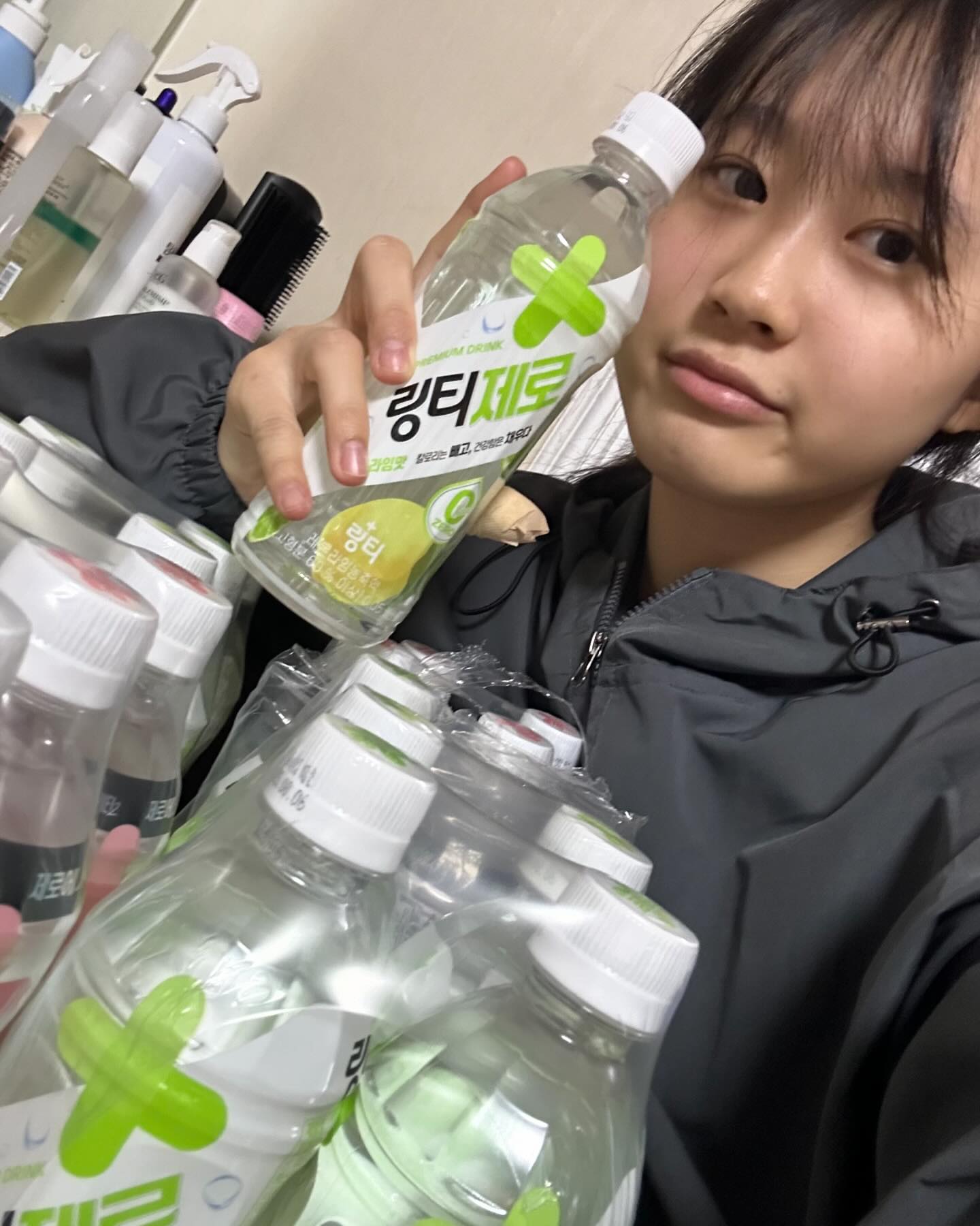 🍋링티제로 엠버서더 5기🍑
-
안녕하세요! 오랜만에 피드를 올리는데욥🤭
좋은 소식을 가지고 왔답니당 헤헤 
현재, 운동이란 우리집 댕댕이랑 산책이나 홈트만 하고 있는데💪예전이나 지금이나 즐겨 마시던 ‘링티제로’와 함께 하게 돼서
너무 행복합니다🩷💚 그래서 지금 사알짝 들떴는데요 ٩( ᐛ )و
이렇게 된 이상, 한 번 열심히 활약 해보겠습니다 ✧٩(•́⌄•́๑)و ✧

“가능성을 믿으니까, 제로에서시작해도 돼”

[링티제로]에 대해 쪼꼼 소개해보려고 합니다 🙈🙉
제 최애 음료를 저만 알 수는 없잖아요 (ღ•͈ᴗ•͈ღ)♥

☑️ 걱정 없이 마시는 건강 충전 음료 💪
☑️ 칼로리 / 당류 / 합성향료 / 색소 ℤ𝔼ℝ𝕆
☑️ 비타민 5종 / 미네랄 2종 / BCAA 첨가로 간편한 에너지 충전! 
☑️ 진짜 천연 과즙을 담아 달콤한 #복숭아 맛🍑, 상큼한 #레몬라임 맛 🍋
☑️ 나의 일상과 자기관리의 순간🌟 언제나 함께하고, 건강 충전까지 !
☑️ 전국 5대 편의점 점포 입점 O꙼̈K꙼̈, 편의점 행사ing~~
- 
#링티제로 #링티제로엠버서더 #5기 #편의점음료 #건강충전음료 #오늘도제로해 #비타민 #미네랄  #편의점
