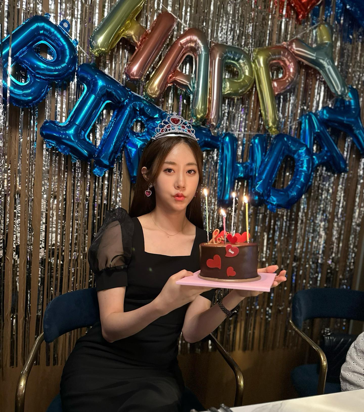 #HBD
이제 음력생일까지 다 지난 내 생일
(나이 먹기 시로ㅜ)
재밌는건 이번에 새로 받은 내차 번호판이 내 생일임🤣 우연의 일치ㅎ 
올해 반 갔네! 반 잘 버텨보자구 :)
#614 #생일