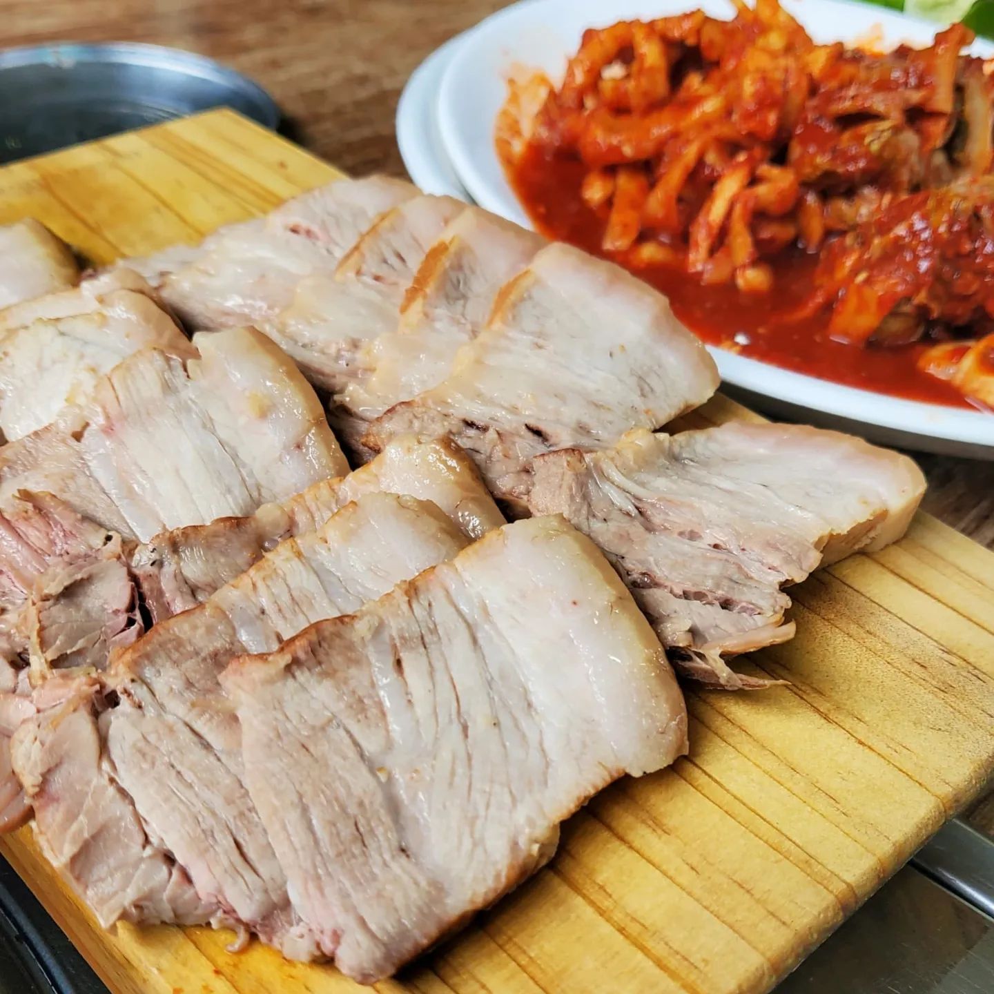 제주시 외도일동
보들보들한 수육에
진짜 제주의 맛을 느낄 수 있는
돔베고기맛집 #할망네돔베고기
오늘 주문한 메뉴는 점심특선 #할망정식세트
1인 15,000원이라는 혜자로운 가격에
돔베고기, 다양한 밑반찬
그리고 몸국까지 맛볼 수 있어 너무 좋더라구요 !
윤기 있게 삶아진 돼지고기가 투박하게 썰려 놓인 돔베고기에
감칠맛이 매력적인 김치와 무말랭이 얹어 한 입 가득
잡내 하나 없이 부드러운 맛이 최고 💗
외도일동에 숨겨진 #도민맛집 이에요 💗
.
.
#제주외도맛집 #외도맛집 #제주돔베고기 #제주시돔베고기 #제주고기국수 #제주시고기국수 #그라벨호텔맛집 #그라벨호텔고기국수 #제주외도고기국수 #외도고기국수 #외도돔베고기 #제주시맛집 #제주로컬맛집 #제주도민맛집