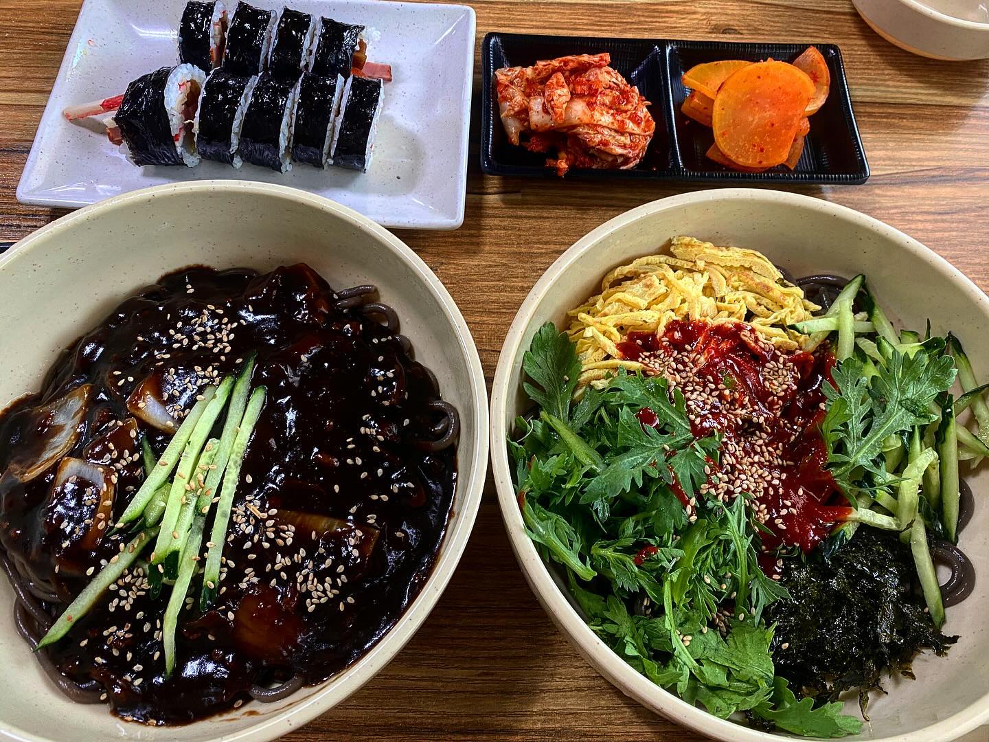 ㅋㅁㅋ꼬다리 큰걸 오빠가먹고 작은걸 내가먹는다 했는데 작은걸 먹길래 물뜨러간사이 내가 나머지 큰걸먹었더니 자기 김밥 어디갔냐무러봄 두개 다먹으란줄 알았덴다!!! 똑같이 나눠먹어야지.🤓💪💪

‼️히밥이 먹방한곳‼️

✔️ 메밀짜장
- 완전 꾸덕꾸덕 그자체 낫빼드
 
✔️ 메밀비빔
- 양념이 쎄서 육수 부어 먹음 어느정도 맞다 매콤 낫빼드

✔️ 즉석김밥
- 김밥.

셀프바에 있는 국물 맛있음 갈비탕국물 같은 느낌?.?.?
1인 1메뉴 주문 시 곱배기, 면추가 가능🅾️
후식 아이스크림 (바닐라맛만) 🍦🍦

메밀면이 완전 최대치로 불은것처럼 생김😲 
음 24시간 운영이니 지나가다 대충 한끼 때우긴 좋을 듯 하당
위생은 잘 모르겠다..☹️ 그래도 가볍게 잘먹었다👍👍

주차장이 커서 차끌고가기 딱🚘🚘

#오목골즉석메밀우동 #메밀짜장 #메밀비빔 #김밥 #히밥 #히밥먹방 #인천가성비맛집 #인천맛집추천 #인천가볼만한곳 #인천맛집투어 #맛집투어 #먹스타그램 #먹소통 #먹팔 #koreafood #korearestaurant #食事日記 #お食事