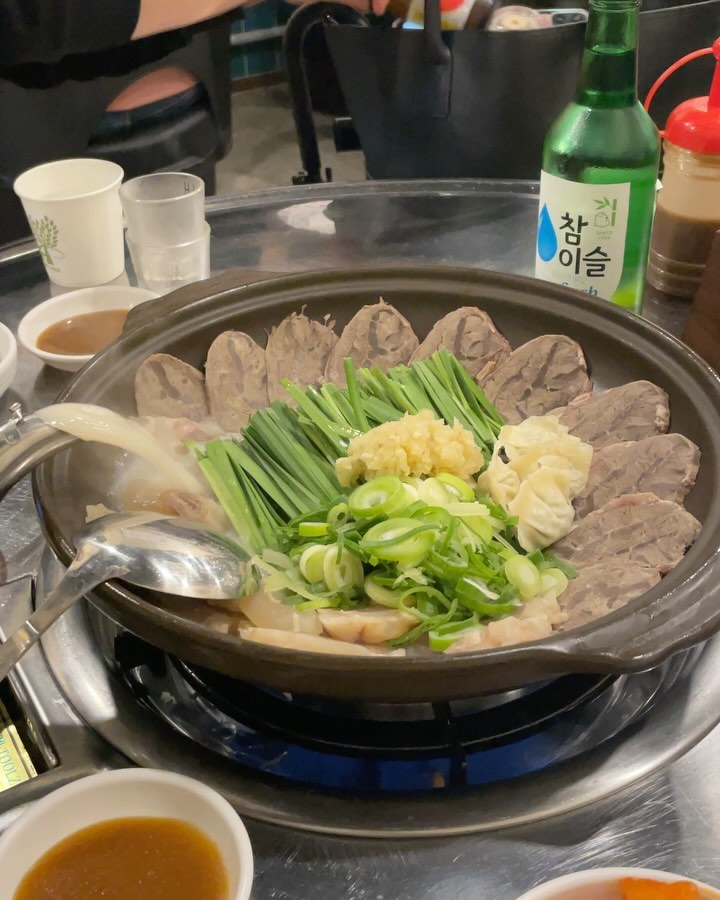 부평에 위치한 백년집🤍

제가 여기 진심으로 애정하는 동네맛집입니다:)
술꾼들이 다모이는 여기는 스지맛집.
먹고나면 또 가야하는 백년집
주말은 웨이팅필수🥲
예약은 평일 17시만 가능한 맛집입니다.
예약시 산토리하이볼무료, 알림동의하시면 쿠폰받으실 수 있어요!

✔️야채, 육수 무한리필
✔️예약은 최대 32명 가능
✔️스지보양탕, 육전, 매운 굽스지로 스지에 진심인맛집
✔️매운게 좋으시다면 청양고추, 고춧가루 요청가능
✔️직원들의 친절함은 베이직:)
✔️셀프로먹는 계란밥, 볶음 밥이 별미! 

📍인천 부평구 시장로30번길 20 1층 백년집
📍영업시간 매일 17:00-02:00
📍예약문의 : 0507-1382-1311

🤍업체에서 제공받았지만 맛있게 먹고 쓰는 후기!
#협찬 #포블로그 #부평맛집 #부평술집 #인천스지탕 #인천맛집 #인천술집 #부평맛집추천 #부평술집추천