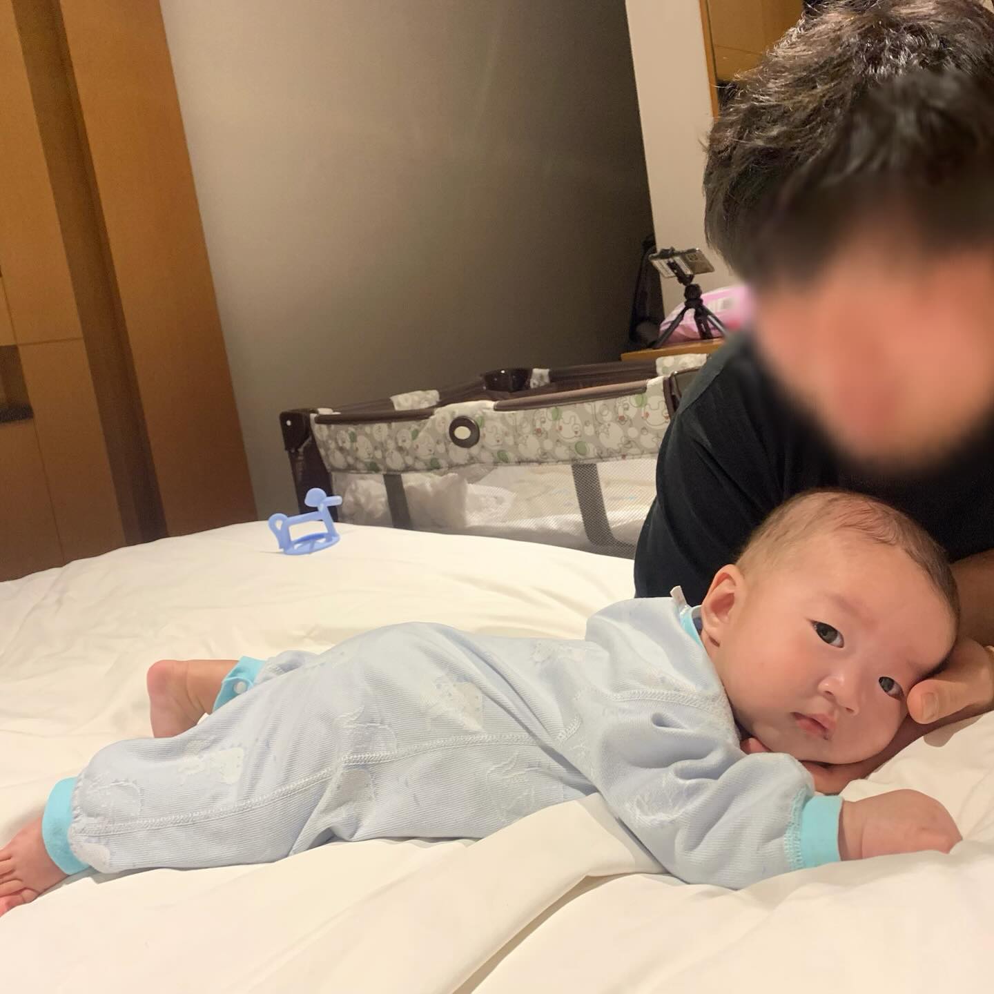 호텔 적응 완료😎
뒤집기 하랬더니
아빠 손에 모찌모찌 볼따구 안착하고 무념무상🐰
뒤집기 따위~~
#인생137일차 #1박2일 #속초여행