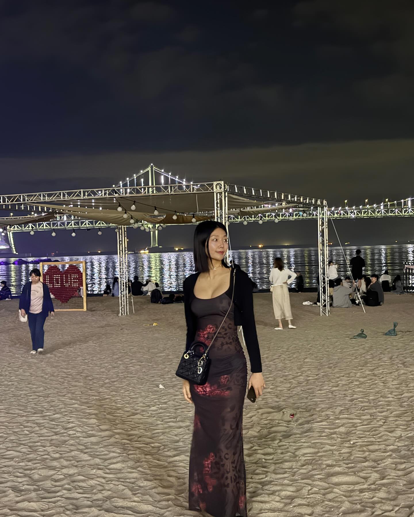 광안리 너무 핫해핫해 
원래 이랬나……..🤪
광안리인지 일본인지 모르겠는 술집들과 함께
나의 연휴는 끝!

#패션모델 #촬영 #광안리 #부산 #kmodel #mood #workout