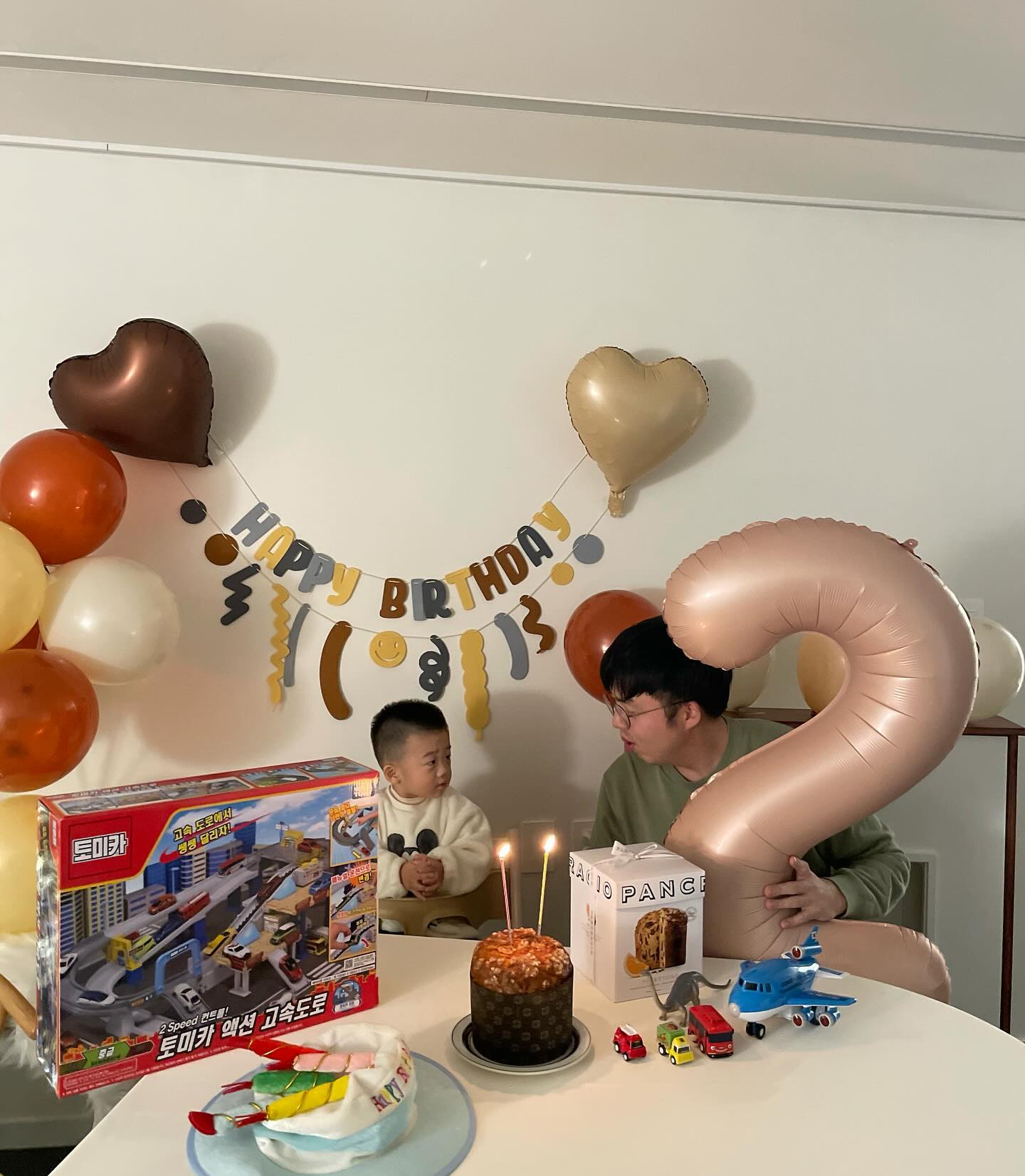 귀여운 우리 아들의 두번째 생일🎂
작게 태어나서 크게 잘 커주고 있는 아들👶🏻
늘 조상님, 삼신할머니, 부처님 감사합니다🙏

올해는 외할머니따라 #송암사 절에서 #생일불공 
우리 아들 무탈하게 잘 커주길❤️

생일 저녁 디너는 아빠의 #바질파스타
요즘 후니는 요리실력 늘고, 육아 잘하는 남편으로 업그레이드 중👍

🎈풍선은 쿠팡에서 구매했는데 슷자 2를 사야했는데 3으로 사서 다시 구매하고, 2는 사용 거의 해보지도 못하고 터져버림😭
🎂케이크는 antiquehouse___ 에서 구매한 #판크라시오 #파네토네 제품으로 했는데 맛 최고👍

#두돌생일 #두돌생일상 #토미카액션고속도로