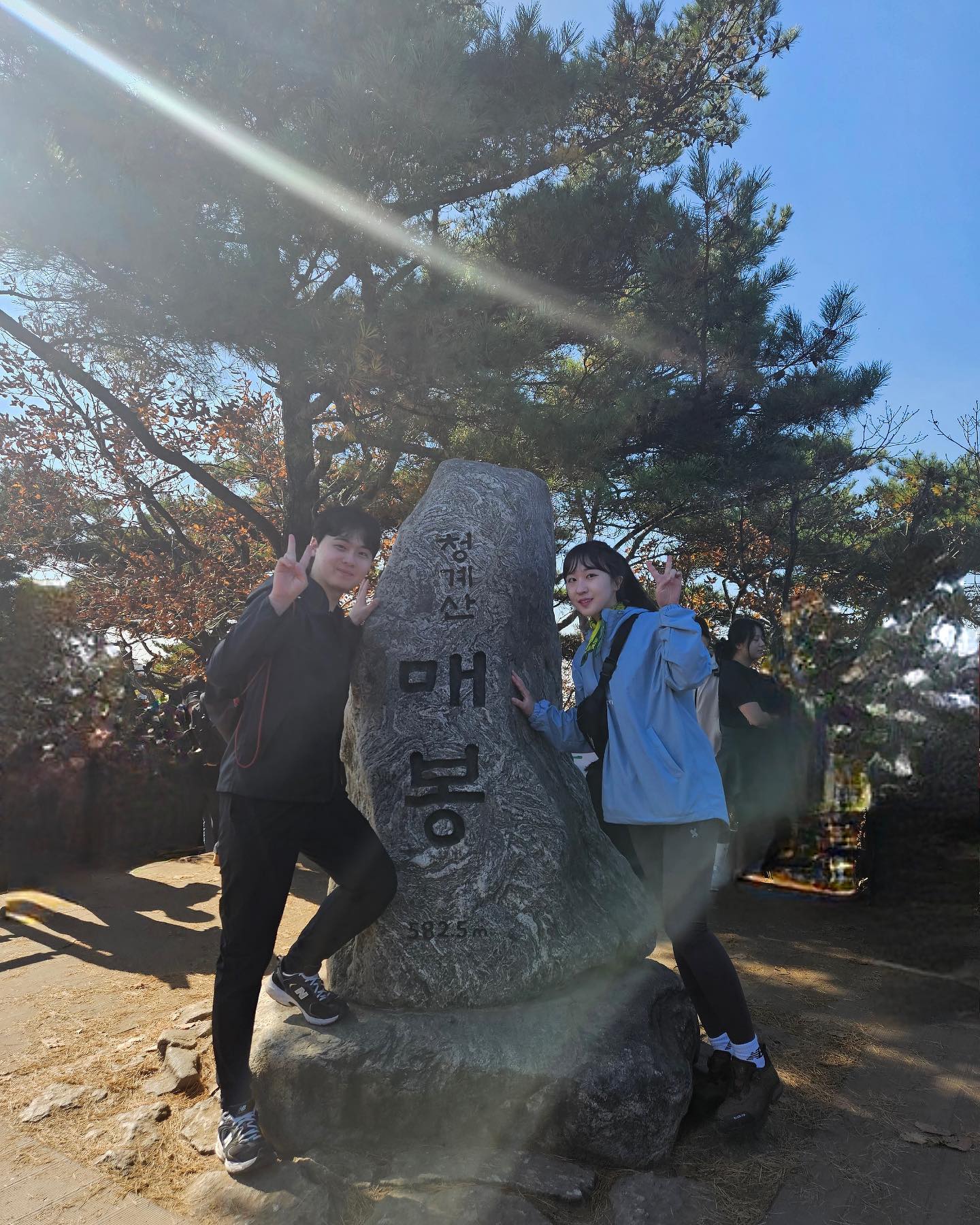 유나니랑 첫 등산⛰️🍁🥾
내취미 공유할 수 있어서 좋네 ㅎㅎ
#등산데이트 #건강한데이트 

그런데 언제쯤 손하트 제대로 만드실꺼죠?🤔