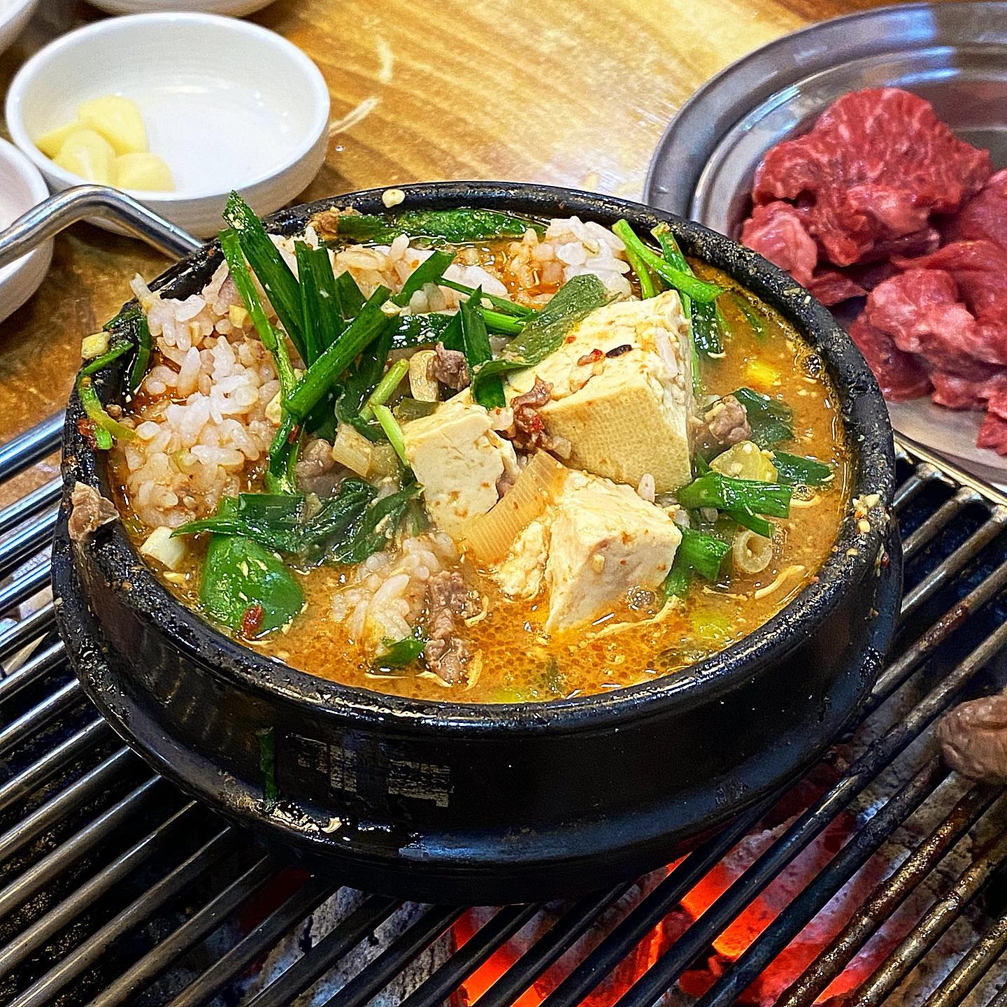#또순이네

입한가득 된장찌개를 넣으면🤍

오픈런으로 그 유명한 또순이네
다녀왔어요!

된장찌개가 유명한 곳인데
7천원이란 가격에 푸짐함, 맛이
미쳐버린곳!!!

고기는 토시살이 가장 맛있는데
환기가 잘 안돼 자욱한 연기가 
아쉬웠어요 ㅜㅜ

된장찌개는 다시 먹으러 또 가고싶은곳!

🫶또갈집?Y
🫶추천메뉴?된장찌개

👉🏻또순이네 
👉🏻영업시간 11:30-21:30
👉🏻위치 서울 영등포구 선유로47길 16 오오1004빌딩

#맛선배_영등포