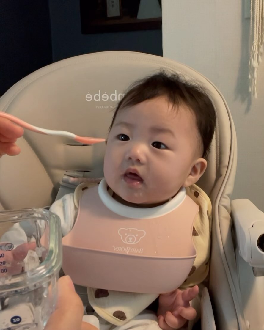나 김탤~~! 오늘 6개월 기념으로 이유식 뿌셨당 !

이렇게 이뿌게 웃어주는데 엄마가 어찌 밥을 안주리ㅎㅎㅎ
우리딸 나중에 엄빠랑 먹방투어 다니쟈👨‍👩‍👧💖
#6개월아기 #이유식기록 #아기새 #첫숟가락 #taeri_film #185days