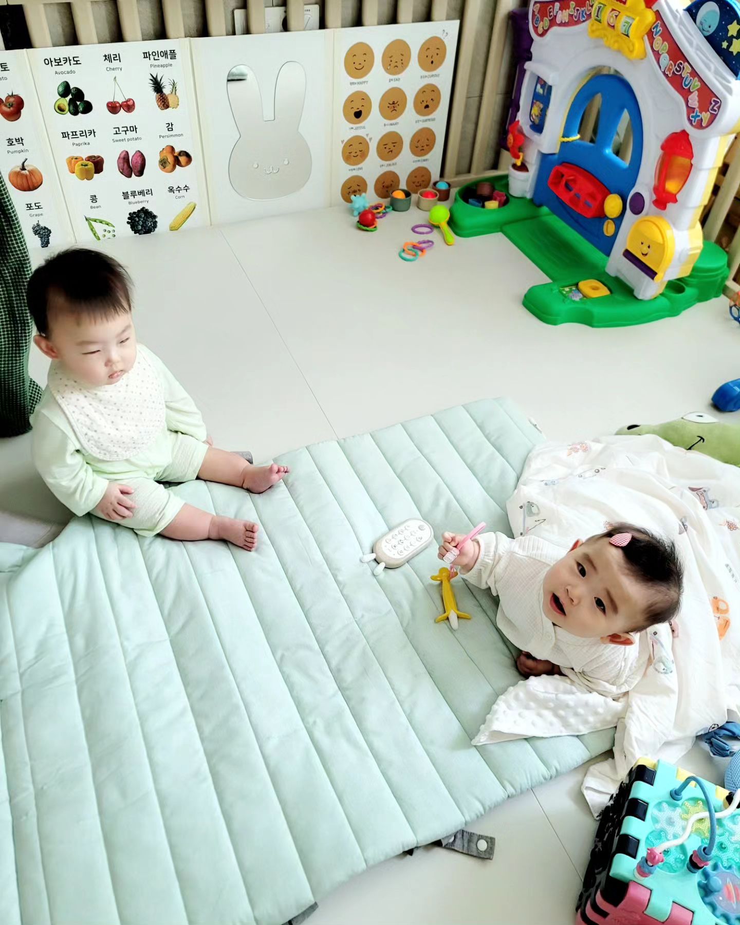 우래기들 얼마만이야❤️
이대로 이쁘게 건강하게 잘크자💜
둘이 커플룩 사진찍어줄랬는데
아윤이놀때 혜미니자고 혜미니잘때 아윤이놀고,,,,
다음 기회에,,,, ㅎㅎㅎ 
.
.
.
.
#엄마들도친구 #아기들도친구 #20년지기 #일주일차이 #출산 
#웃겨 #정말 #울애기들 #귀여워 #혜미니#아유니#사랑해 #친스타그램 #친구들 #아기들 #토끼띠딸 #토끼띠아들