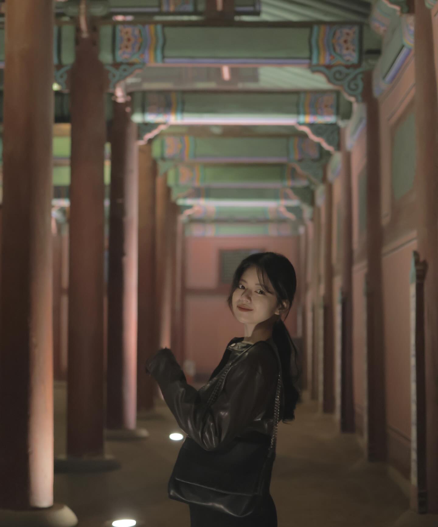 경복궁에 누가 나를 기다리고 있었던 것처럼 아니, 누굴 만나야 하는 것처럼? 너무 미안하고 그런 감정의 소용돌이가 마구 치는 느낌이야 ... 나년..왜그런걸까? 전생에 공주... 뭐 그런거였냐고...
_
#경복궁나들이