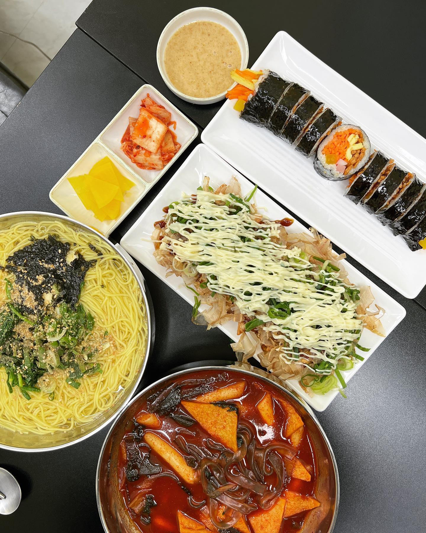 [깔끔하고 맛있는 분식맛집]#협찬 #감동분식 

📩 광주 지산동 이색분식 감동분식

🏘️주소 :  광주 동구 필문대로205번길 29-1 1층

⏰영업시간 : 11:00-20:00
​
☎️연락처: 062-227-5959

📍 광주맛집, 감동분식은 지산동 법원 주변에 위치하고 있어요!
​
📍 내부가 아늑하고 깔끔 했고 노랑색 벽지와 곳곳에 붙여진 귀여운 캐릭터 그림들로 상큼한 분위기를 띄는 곳이었답니닷❤️

📍 주방이 훤히 들여다 보이는 구조였는데, 오픈형 주방으로 완전 깔끔하고 깨끗하게 관리하고 있어 위생적이였어요👏👏

📍 고물가 시대인데 합리적인 가격으로 한끼를 해결할 수 있는 곳이라 너무 맘에 들었어요💯💯
​
📍김밥이 4000원대고, 당면이 들어간 떡볶이도 5000원대로 만원이면 푸짐하고 배부른 식사 할 수 있는 곳이랍니다👍

📍 잘게 자른 어묵을 튀겨서 과자처럼 바삭한 식감이 나는 여기 만의 특별한바삭김밥과 감동만두는 가시오부시어ㅏ 소주 대파의 조합이ㅜ하나의 요리같은 느낌으로 타코야끼보다 저는 더 맛있었어요!!강추합니다🫶🫶 

#분식 #분식맛집 #떡볶이 #김밥 #감동분식 #광주국수맛집  #광주 #광주여행 #일상 #소통 #광주맛집  #광주핫플 #광주술집 #동명동맛집 #먹스타그램 #맛스타그램  #리뷰노트 #술스타그램  #맛집추천 #맛집인정 #상무지구맛집 #광주맛집추천 #지산동맛집 #지산동밥집 #동명동 #동명동핫플 #지산동점심  #광주분식 #광주분식맛집