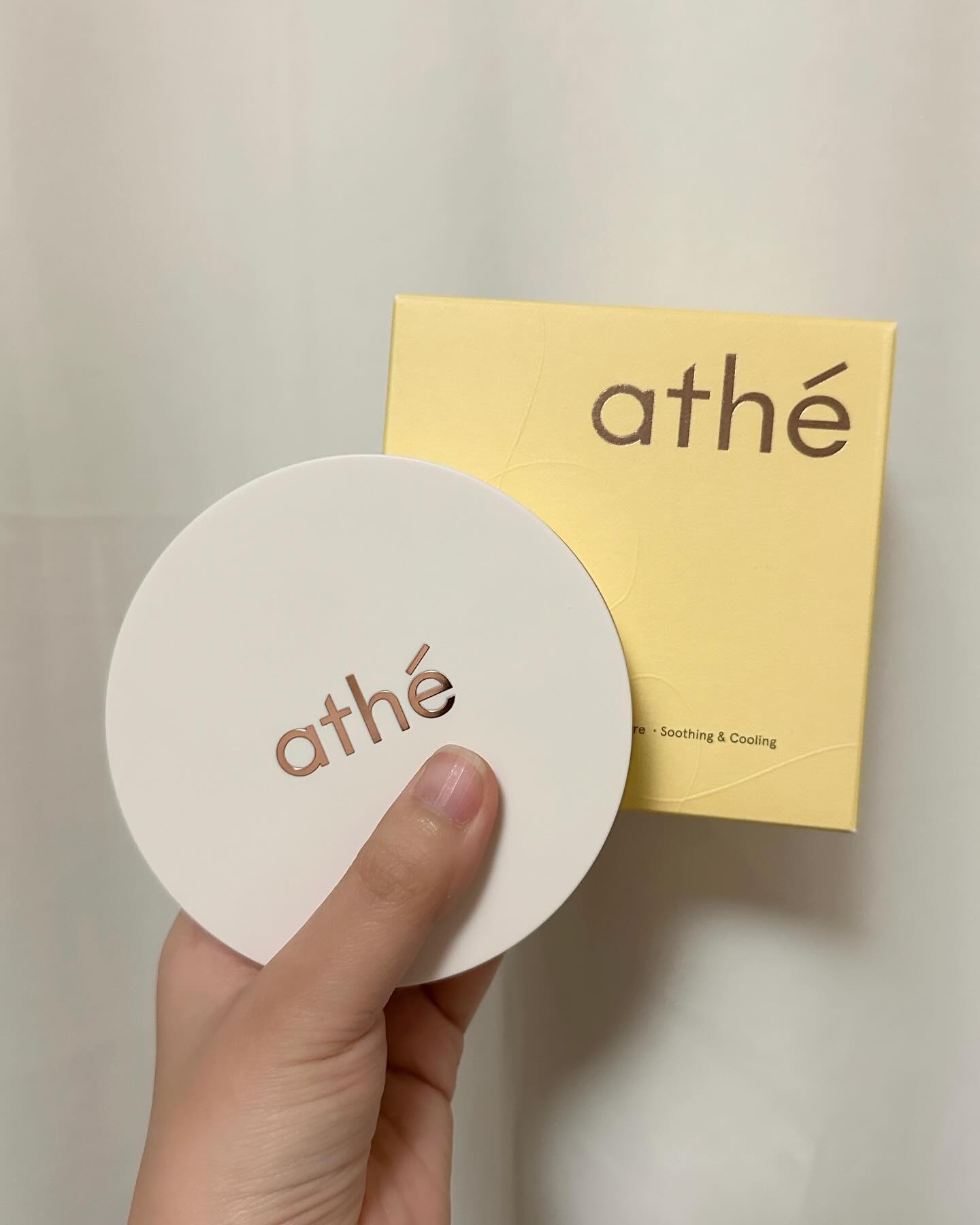 제품 추천해요❕

오늘 추천 하는 제품은 <아떼뷰티 비건 릴리프 선쿠션> 인데요!

저는 평소에 선크림을 바르면 눈이 시려워서 눈물이 항상 났는데 이번에 성분도 착한 비건제품인 선쿠션을 찾았어요!!

일단 딱 발랐을때 끈적임 없이 가볍게 잘 발라지고 옷에 묻어나지 않아서 너무 좋았고 톤업효과도 있더라구요ㅎㅎ!

그리고 무엇보다도 내가 물을 바르는건지 선크림을 바르는건지 헷갈릴 정도로 너무나도 촉촉하구여~!!
쿨링감도 좋아서 무더운 날씨에 바르기에 적합할 것 같아요👍🏻👍🏻

또 얼굴뿐만 아니라 바디에도 같이 사용 가능해서 더 편리했구요!

심지어 빅사이즈로 나와서 조금의 터치만으로도 다 바를 수 있으니 저처럼 성격 급하신 분들한테도 추천 드려용❤️❤️

✅ 3/31 ~ 3/24일 단 4일동안 롯데아이몰에서
  본품2+리필2아비건필리프선쿠션24g듀오세트를
  무려 60%나 할인된 단독구성으로 판매 하고있어요❕❕

 ➡️ 150,000 => 59,840원 (60%할인 진행 중)

💟 진짜 이런 구성 너무 좋지 않나요?? 
  밑에 링크 첨부 해드릴게요! 다들 빨리 겟하러 가세용😆😆

📍https://www.lotteimall.com/goods/viewGoodsDetail.lotte?goods_no=2232498006

#광고 #롯데아이몰 #선쿠션 #무기자차 #단독행사 #lf위크 #lf연합전 #lf #athe #비건쿠션 #대용량 #빅사이즈 #단독특가