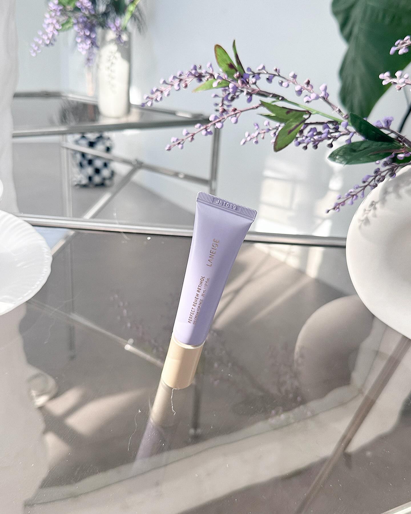 #광고 laneige_kr
⠀
라네즈가 라네즈한… #라네즈레티놀 💜
⠀
제가 민감한 피부라 늘 레티놀 사용이 조심스러운데,
라네즈 레티놀은 #부담없는레티놀 크림이라고 해서 사용해봤거든요!
근데 이제 레티놀 정착할 수 있게 됐어요😌
⠀
주름은 기본! 모공 개선까지 되는 올페이스 레티놀 크림으로
고기능성 제품인데, 기름지거나 번들거림 없이 촉촉해서
저는 요거 데일리로 얼굴부터 목까지 챱챱~ 다 바르고 있어요!!
⠀
바르고 나면 다음 날 피부 결이 확실히 다르더라구요!!
눈가 주름도 옅어지고 코 옆 모공도 진짜 작아진 느낌 🥹🫶
⠀
안티에이징에 진심인 분들 많으시죠? 이제 더이상 관리를 미룰 수 없잖아요😉
레티놀은 저랑 같이 라네즈 레티놀로 정착해요💗
⠀
#라네즈 #레티놀 #퍼펙트리뉴 #아모레레티놀 #나의첫레티놀 #레티놀입문템 #레티놀추천 #주름개선 #모공개선
⠀