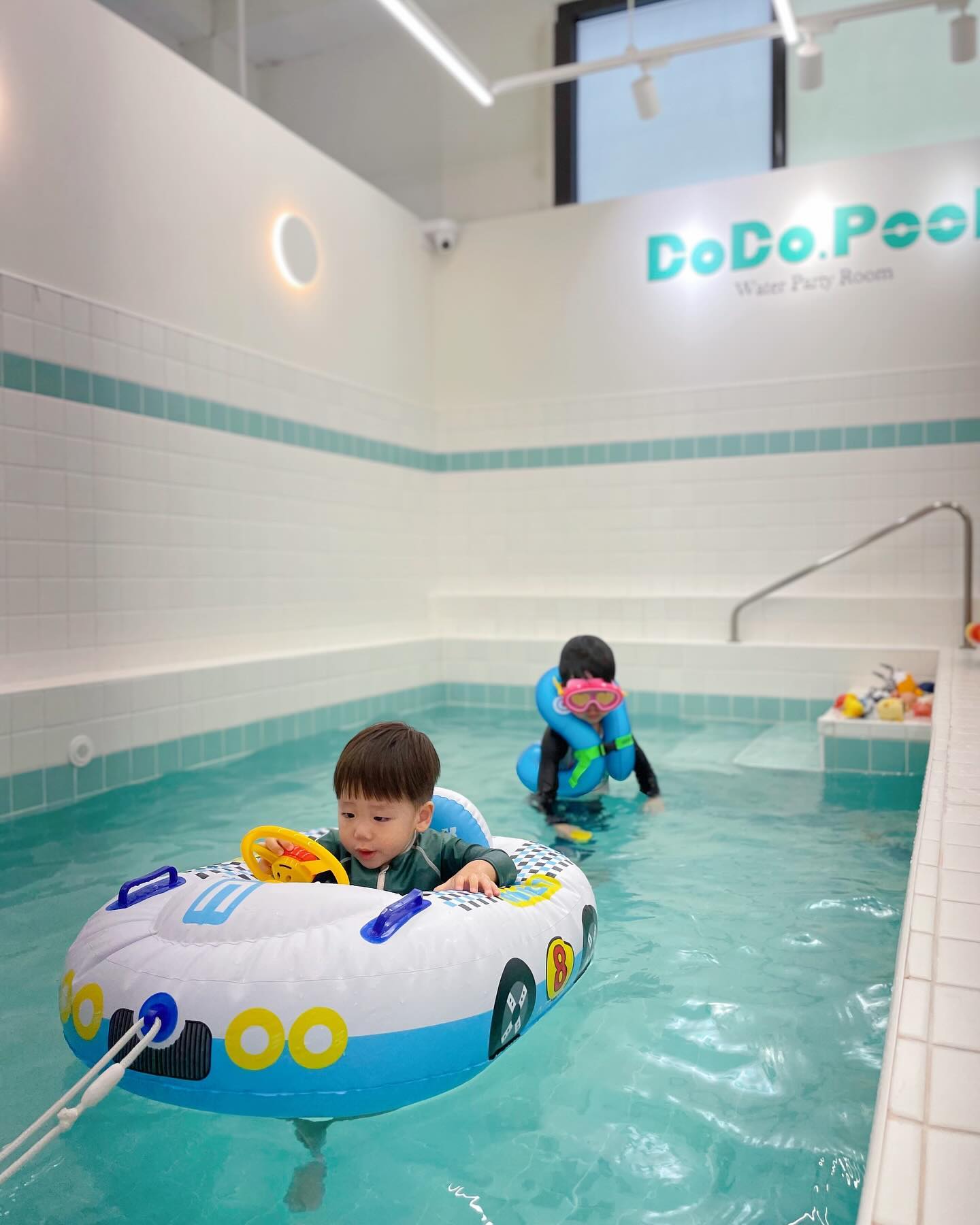 우리끼리 프라이빗 수영장🌊
도겸이2400일 도하700일 기념
아이들이 좋아하는 물놀이타임!🫶🏻
주말 오전5시간 이용기준 15만원으로
다른 워터룸보다 가성비 좋은곳❤️
전자렌지, 정수기, 냉장고, 커피머신(캡술제공)
탈수기, 바디워시, 샴푸, 바디로션,바디드라이어까지!!
진짜 개인 수영복만 챙겨서가면 되는곳👍🏻👍🏻
배달음식 시켜서 편하게먹고 넘 좋았다
.
#협찬 #파주키즈카페 #운정키즈카페
#파주워터룸 #운정워터룸 #운정수영장파티룸
#프라이빗수영장 #파주아이와가볼만한곳 
#파주수영장 #파주물놀이