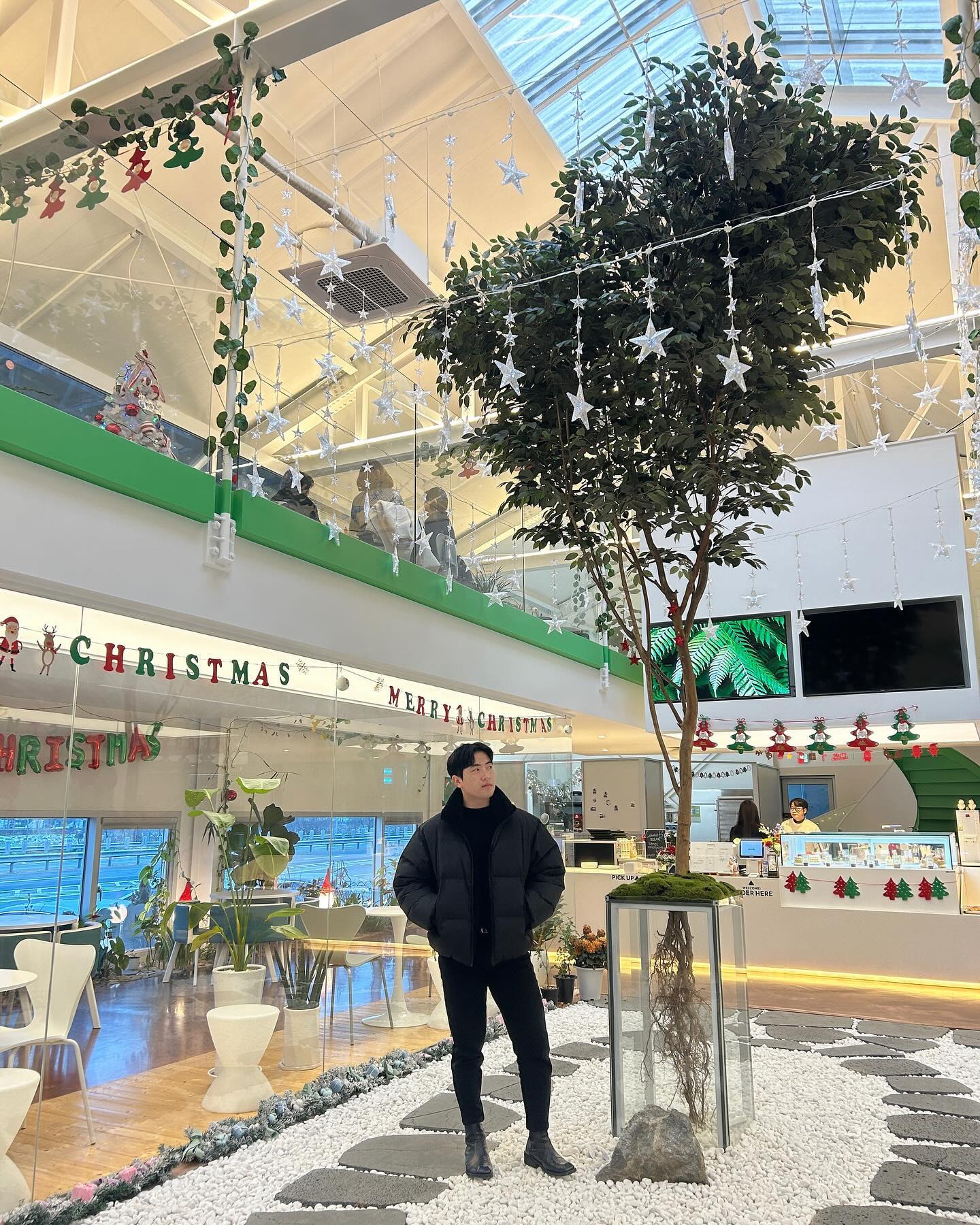 오랜만에 주말에 여유롭게 보냈네요😀
요즘들어 휴식의 중요성을 점점 깨닫고 있습니다...😅
늙어서 그런건지 모르겠지만..; 다들 휴식 잘 챙기세요! 
 
이제 크리스마스가 얼마 안남아서 카페들이 다 트리트리네요🎄
이번주 부터 엄청 추워지던데 감기 조심하시고!
그럼 오늘도 아나봉릭!
 
#운동 #운동하는남자 #헬스 #헬스타그램 #일상 #대전 #봉명동 #브라이튼휘트니스유성점 #오운완 #운동기록 #운동소통 #bodybuilding #workout #reels #daily #song #gym #fitness #selfie #diet #instahealth #커먼비 #카페 #고깃리88번지 #목살