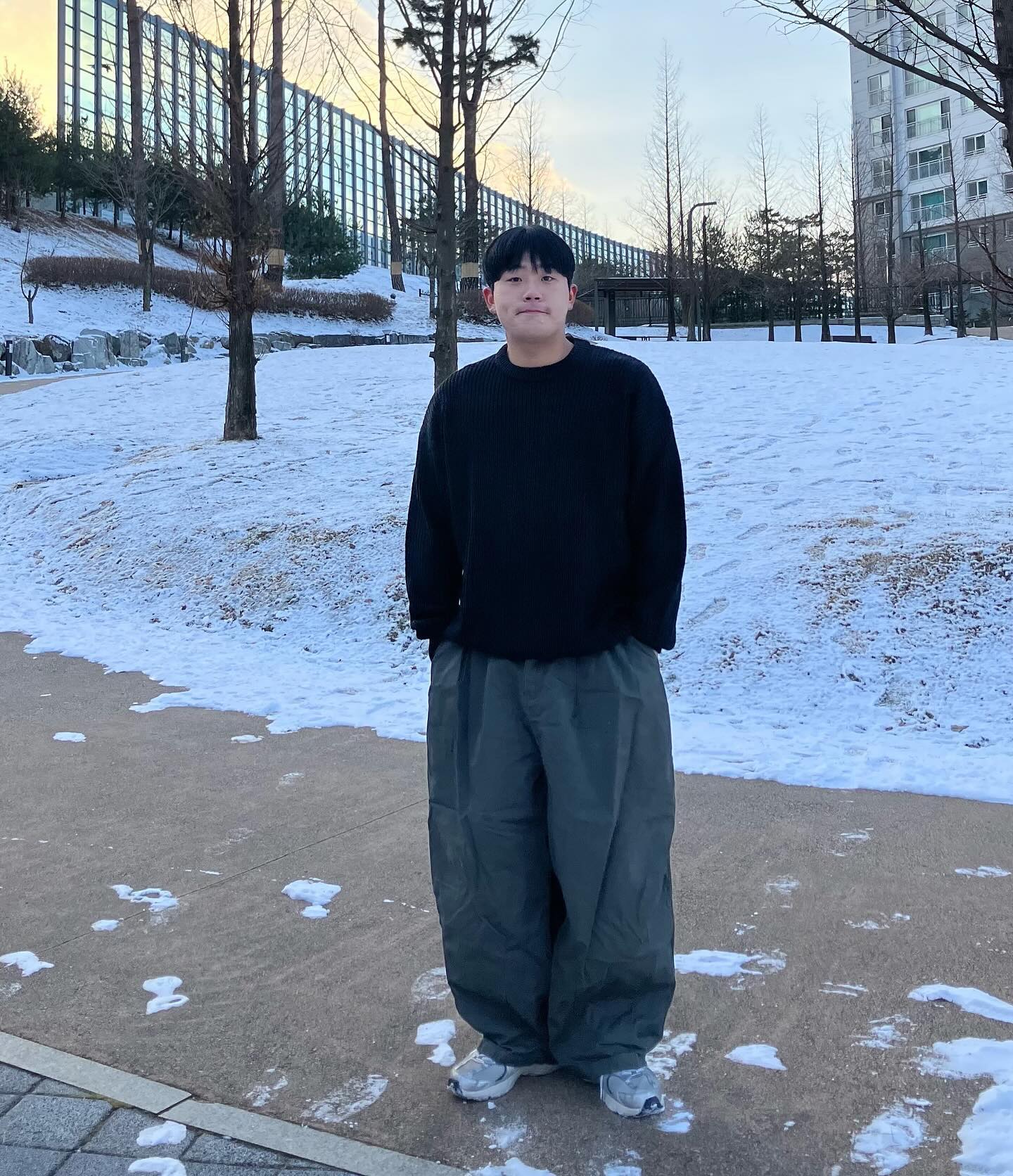 #광고 
크리스마스 이브에 눈이 펑펑:)
-
-
#협찬 #제품제공 
agod_official_ 에서 제공받았습니다.

✔️아크릴 울 소재로 제작되어있어 높은 하이 퀄리티 니트 ! 밀도가 높아서 되게 촘촘하여 보온성이 장난 아니라고요🤟🤟

또 재질 자체가 되게 쫀쫀합니다 🤩 내추럴하게 떨어지는 핏감 !! 활용도 높은 8가지의 베이직한 컬러 구성으로 누구나 쉽게 코디 가능하고 기본템으로 너무 좋을 거 같아요😄

#어게인스트올오즈 #agod #에이지오디 #에이갓 #패션계정 #패션계정맞팔 #좋아요