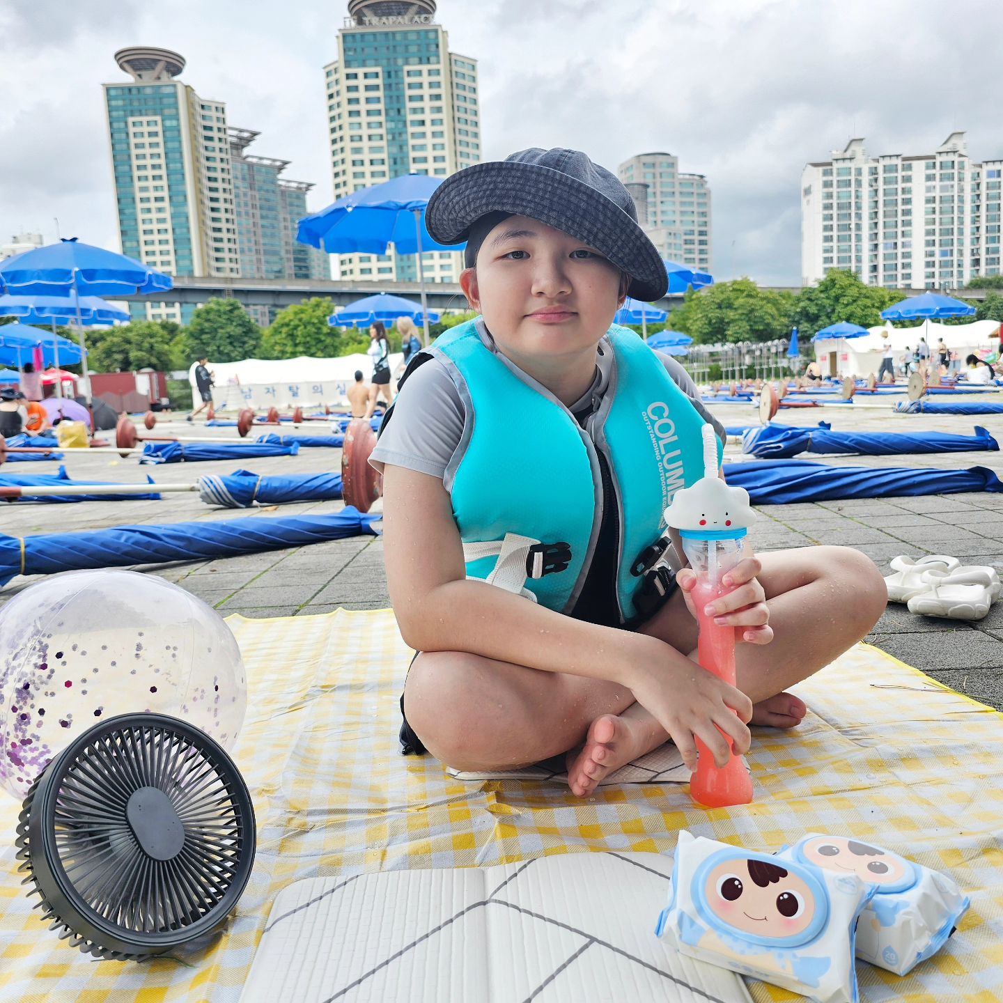 #협찬
[순둥이]
순둥이 엘블루 휴대용 물티슈💙

요기는 한강🌊
날씨 더울땐 물놀이 만한게 없어 출동했쥬😁

예전엔..
물놀이 간다하면 이것저것 바리바리 싸들고 다녔어요😅
날도 더운데 이것저것 챙긴거 끌고 다니느라 기진맥진했는데..
요즘은 요령이 생겨 작은 서큘레이터랑 물티슈&튜브하나 챙겨서 이동😉

물티슈도 휴대하기좋은 
"순둥이 엘블루"💙

파란패키지가 보기만해도 시원하고
휴대하기 좋은 사이즈에 두깨감도 너무 얇지않아 
여러장 줄줄이 안뽑아도 되니 가성비도 굿👍

휴대하기 좋은 순둥이 엘블루와
여름 잘 보내야겠어요😘

#정시아😘
#샤샤공주👑
#정샤💓
#정베비👶 #주니어 #주니어모델 #주니어뷰티 #초딩 #사랑스러운
#초등일상 #순둥이물티슈 #한강 #도톰한물티슈 #두꺼운물티슈 #여름휴가 #한강수영장 #물놀이필수템 #휴대용물티슈 #가성비물티슈 #물티슈추천 #엠보싱물티슈 #순둥이엘블루 #아기물티슈 #고평량물티슈 #여행용물티슈 #청소용물티슈 #물티슈20매 #여름 #물티슈