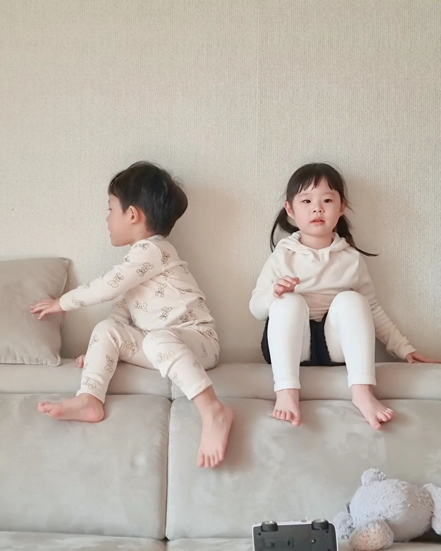 #daily_나희 

밀린 일상몰아서 올려버리기

12.28~1.2

크리스마스 연휴 빼버리고
방학 8일차 

그래도 일주일은 동생이 
놀러와있어서 하루하루 잘 보냇어요 ◡̈ 

1월31일 가족들 다모여 밥먹고
다음날 술병날정도로 술도마시고
나히는 처음으로 밤새본날 🤣

모두들 새해복 많이 받으세용 🫶

#41개월 #방학중
#방학8일차 #나희랑지우랑 
#가족연말모임 #새해
#2024 #새해복많이받으세요