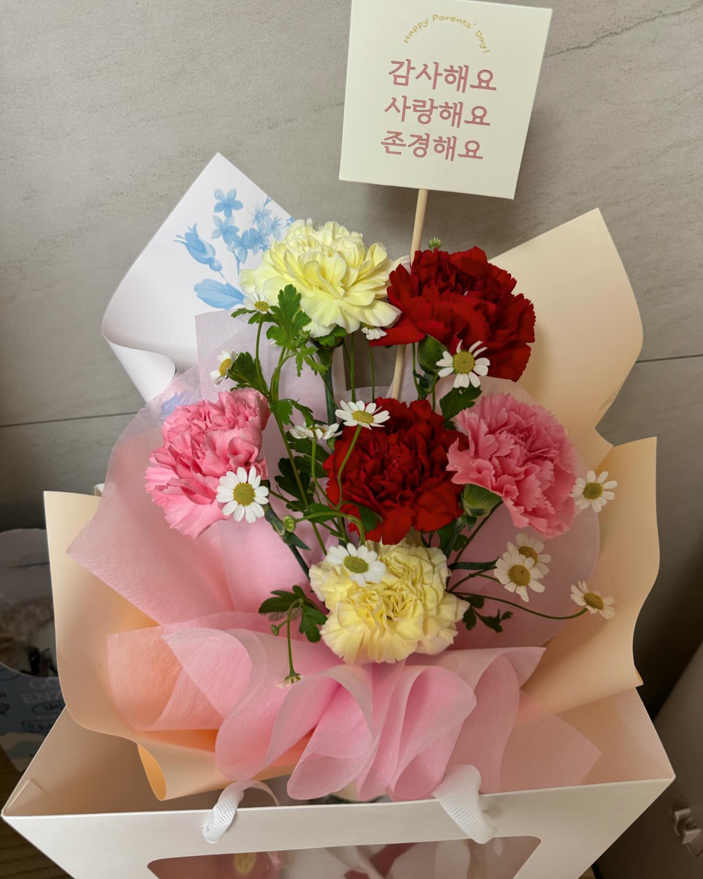 조금씩 모은 용돈으로
엄마가 좋아하는 색깔로 직접 골라서 
포장 해달라고 요청했다는...

숨겨놓고, 걸릴까봐 너무 걱정되고 떨렸다고 말하면서
눈물을 흘리는 마음여린 아이

나에게 넌 기적이야 🤍

#어버이날
#자식자랑
#사랑해❣️
