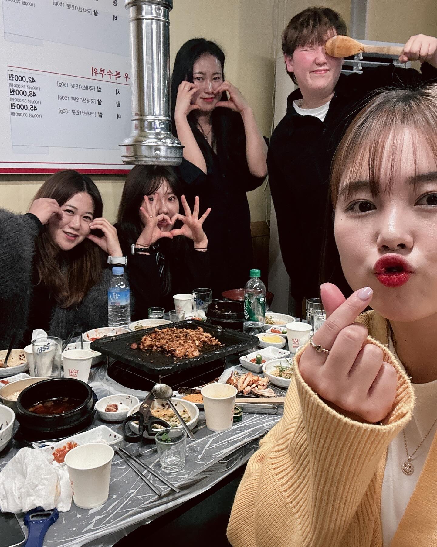 나를 좋아해주는 사람들은 매일매일 행복했으면 좋겠고
나를 싫어하는 사람들은 알아서 망했으면 좋겠다.
이젠 복수도 귀찮다 알아서 망해라,